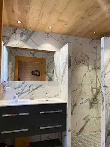 Deluxe Double or Twin Room in Bed and Breakfast Chalet Manava Deluxe Double or Twin Room in Bed and Breakfast Chalet Manava