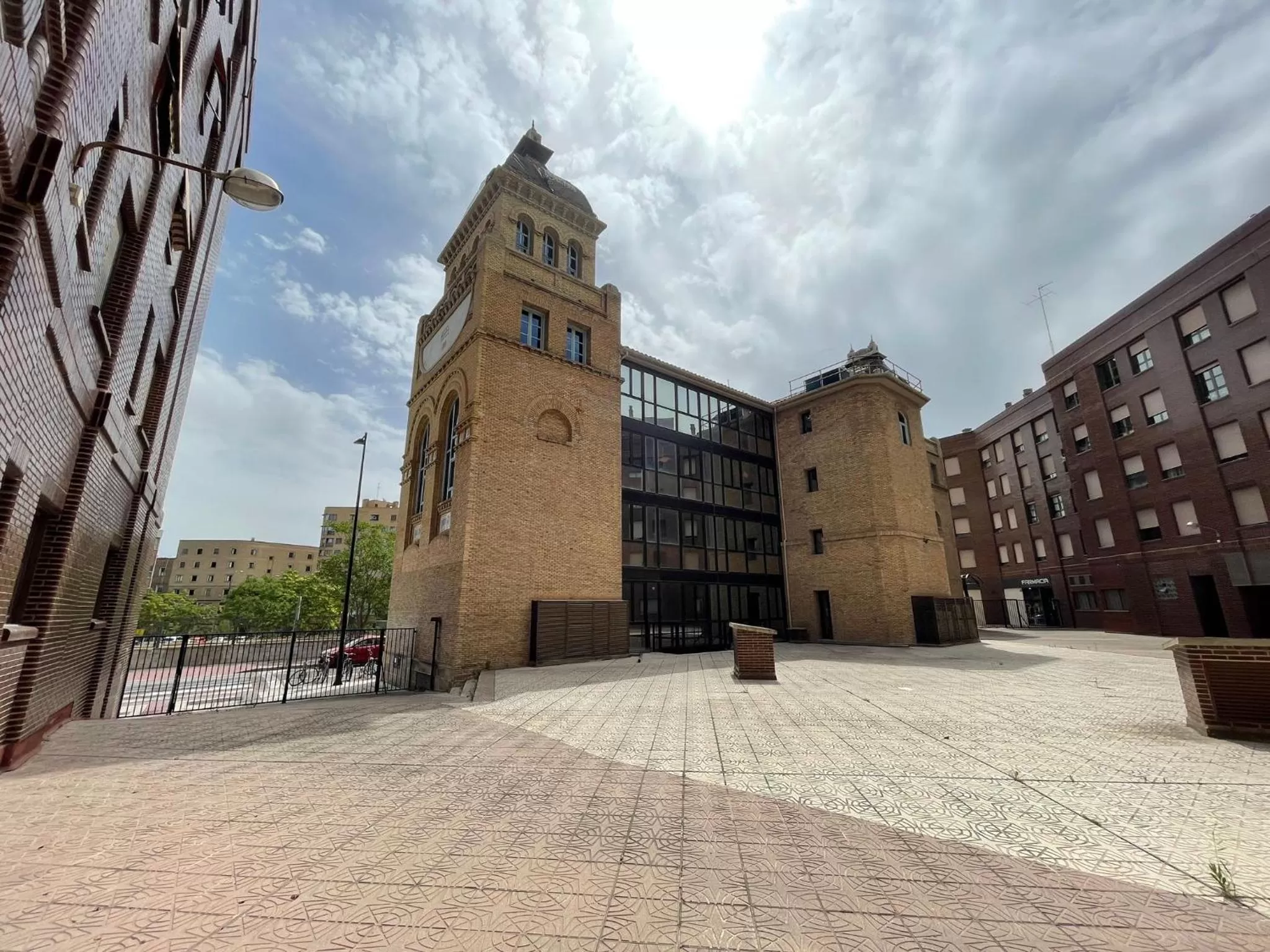 Property building in VTZ The Orus Factory Hotel - Parking Muy Económico