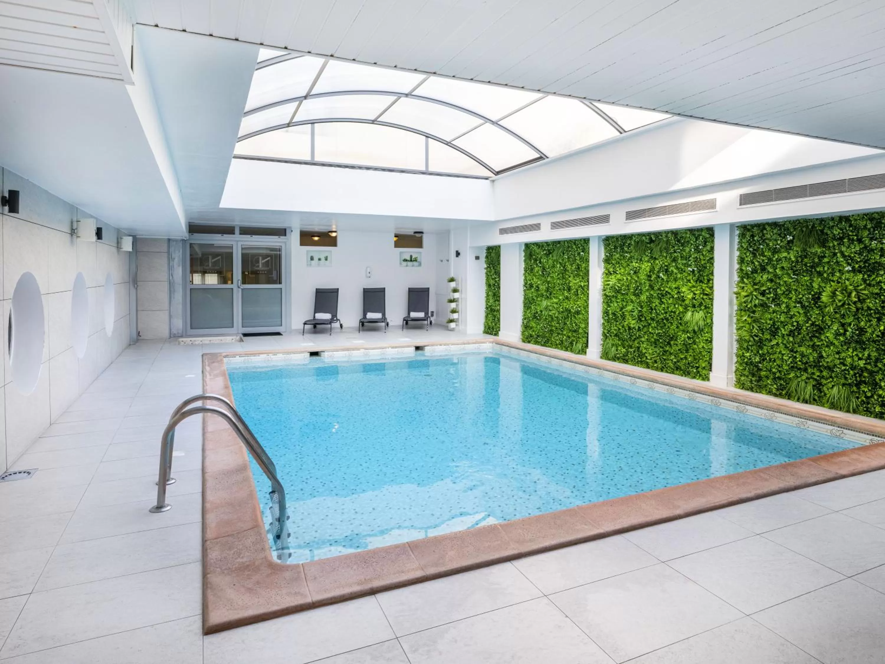 Swimming pool in Hotel Nice Riviera