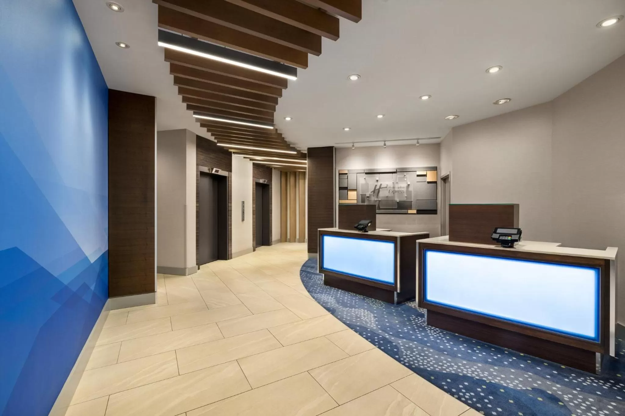 Property building in Holiday Inn Express Vancouver-Metrotown (Burnaby)