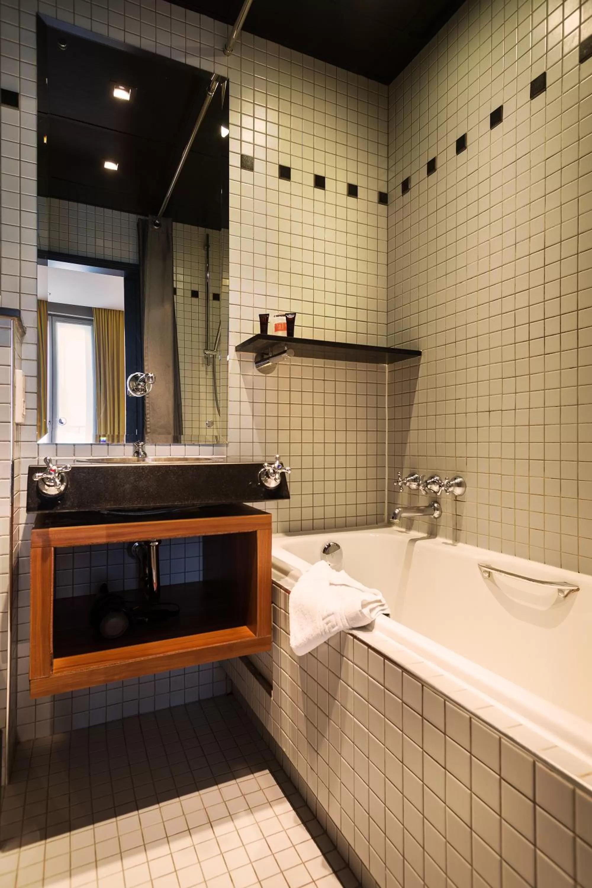 Bathroom in Chateaudun Opéra