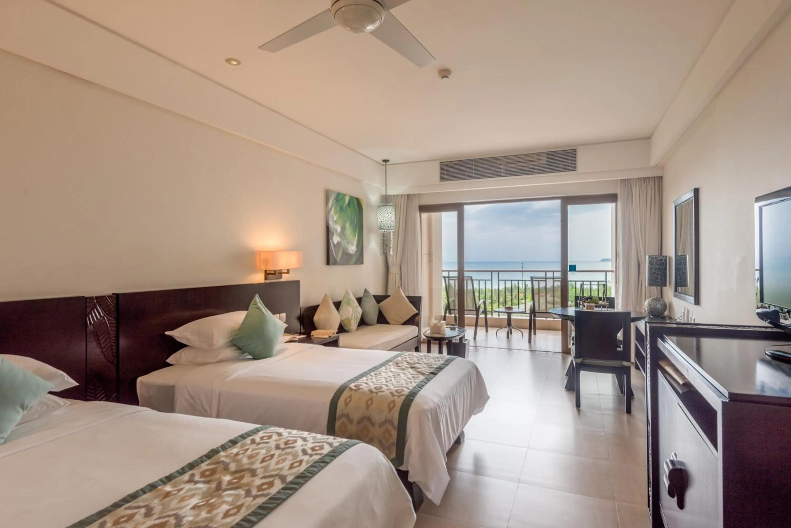 Photo of the whole room, Bed in Howard Johnson Resort Sanya Bay