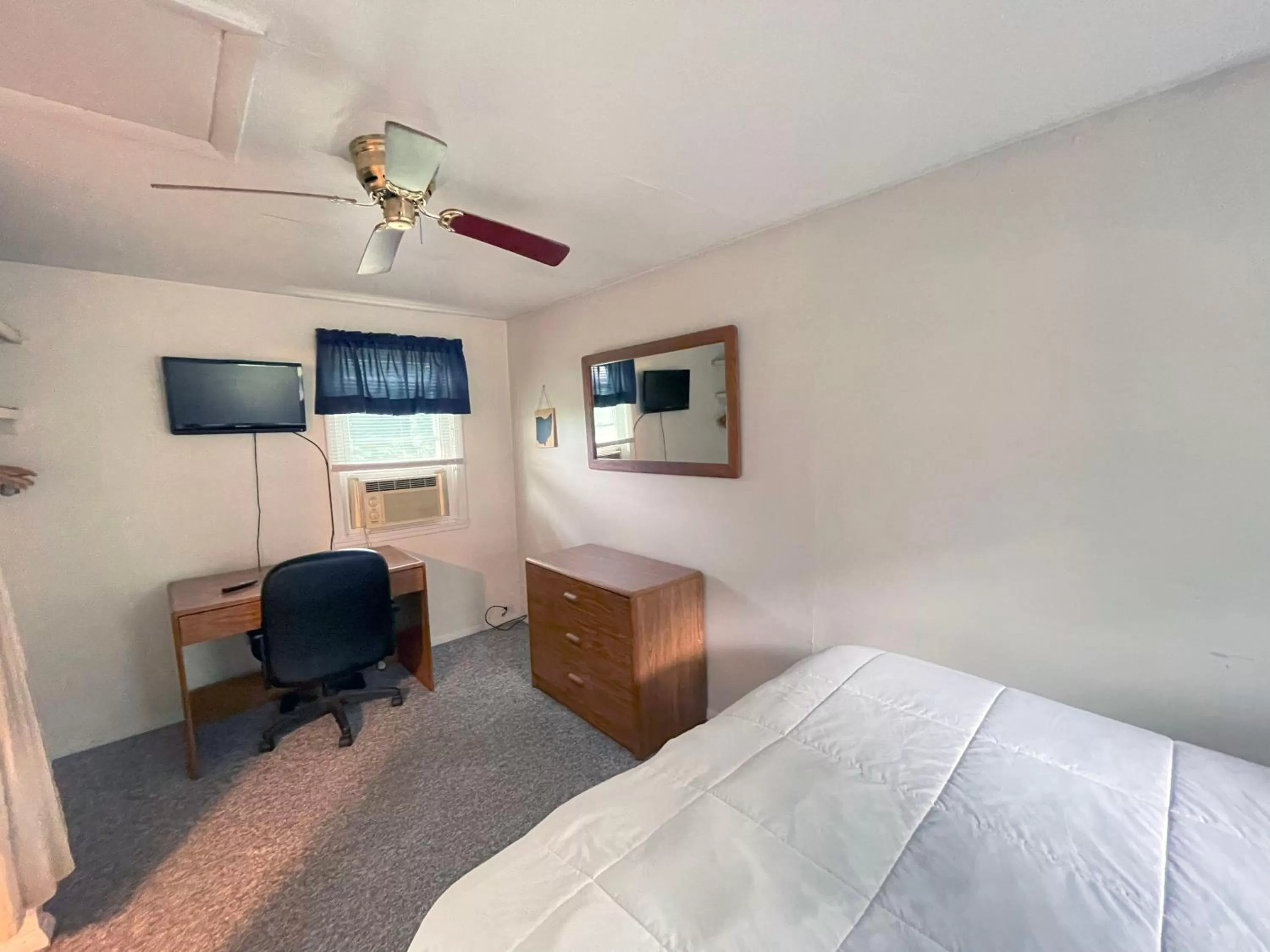 Bed in Plantation Motel