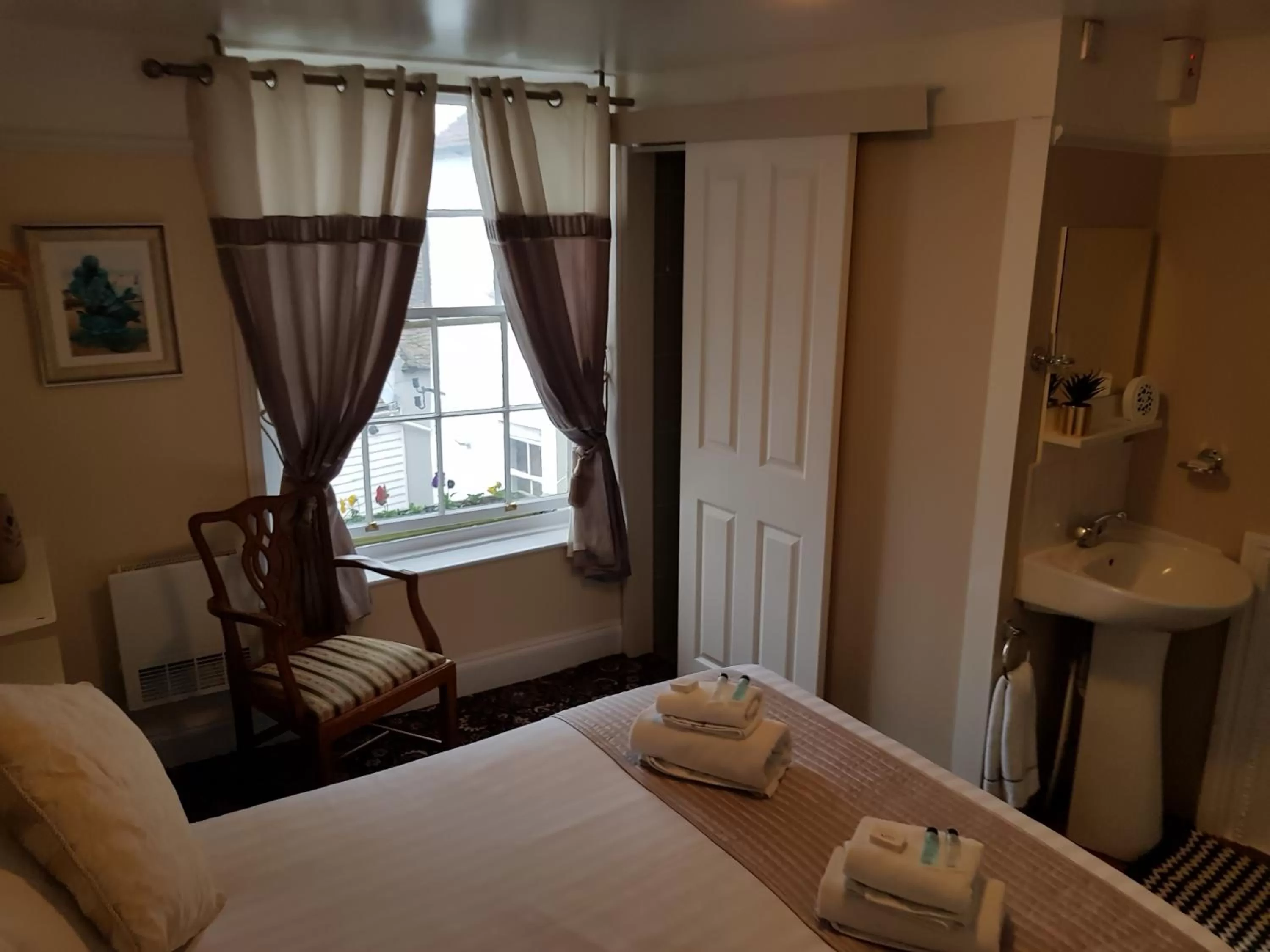 Bedroom, Bed in Waterfront Hotel