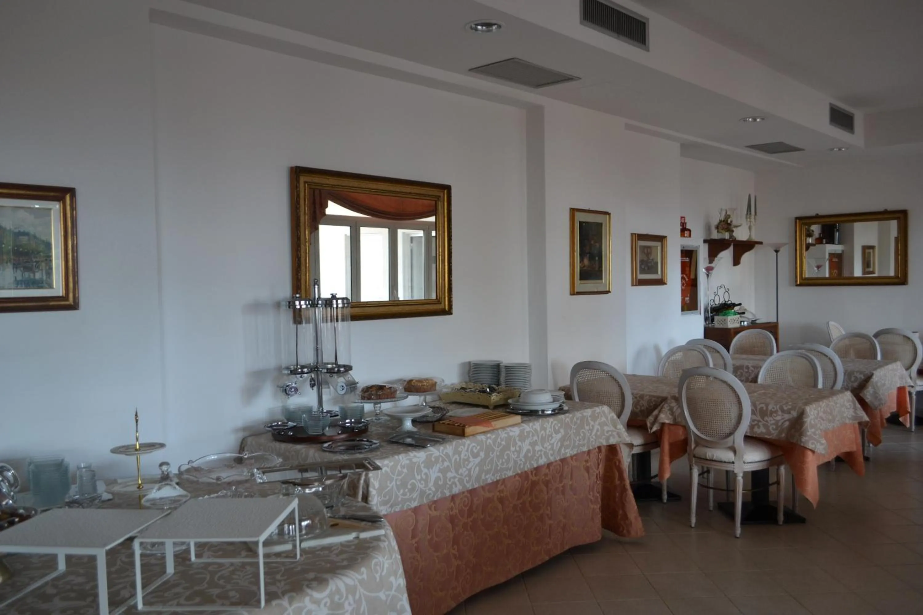 Restaurant/places to eat in Hotel Noris