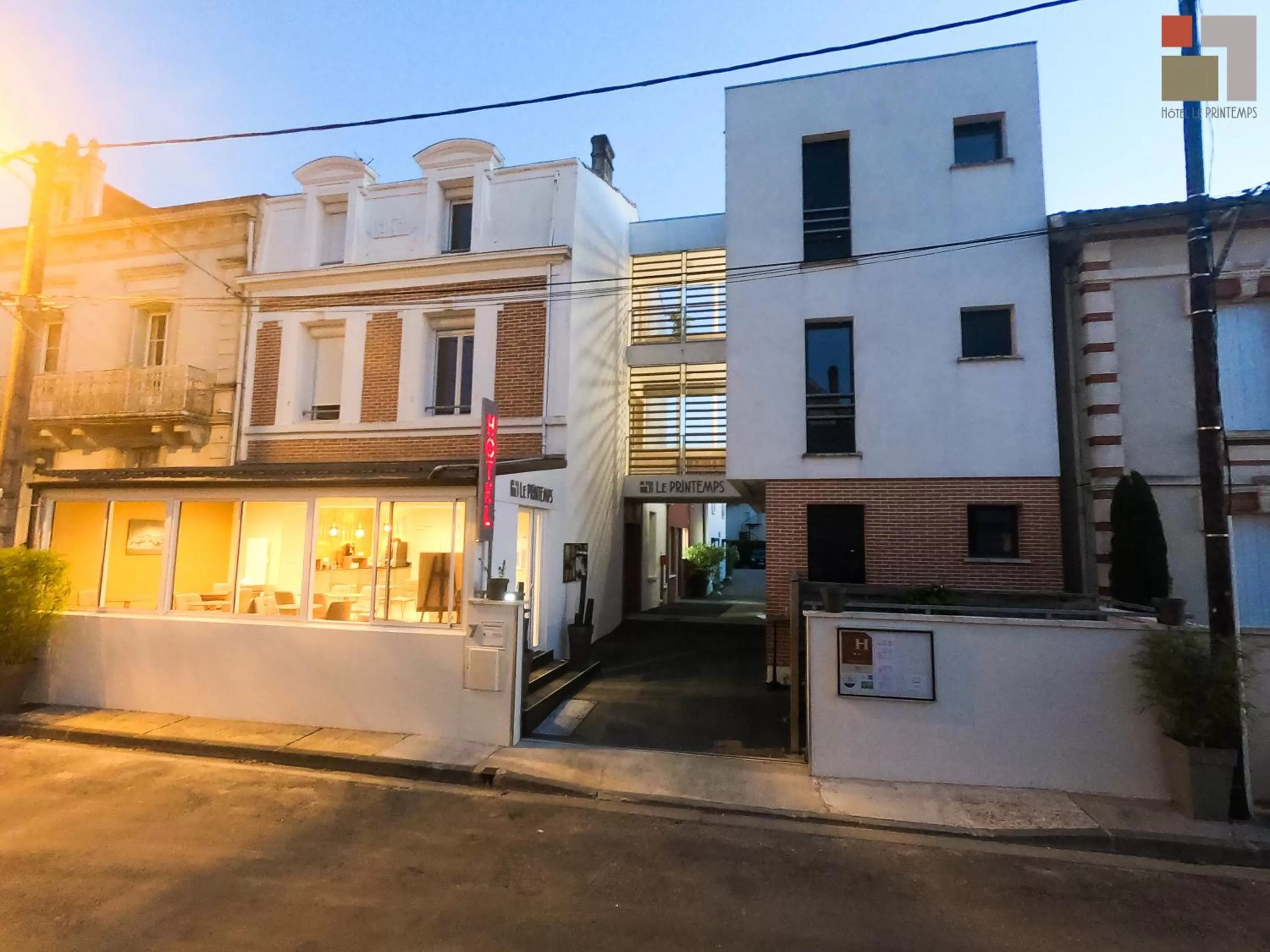 Facade/entrance in Hôtel Le Printemps