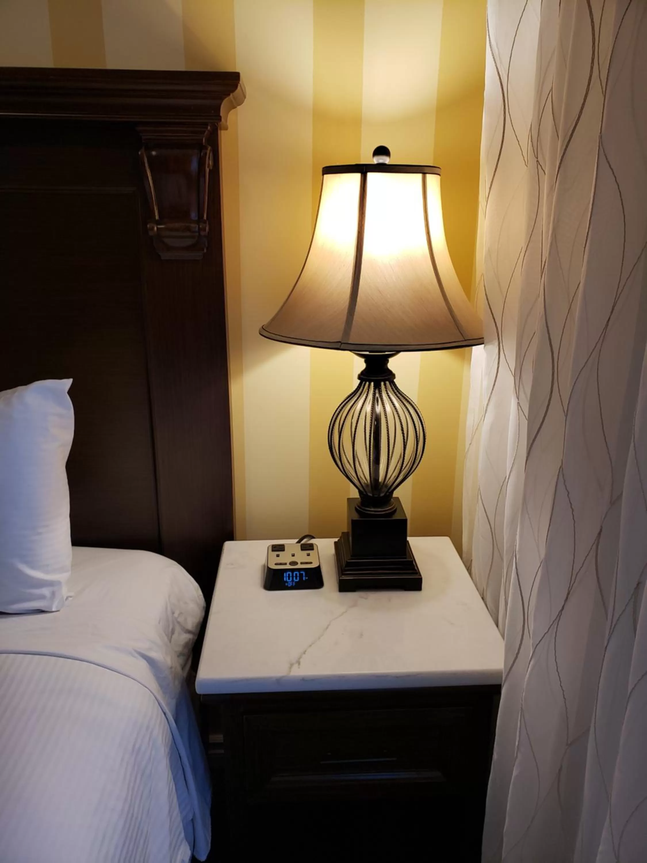 Bedroom, Bed in Arbutus Inn