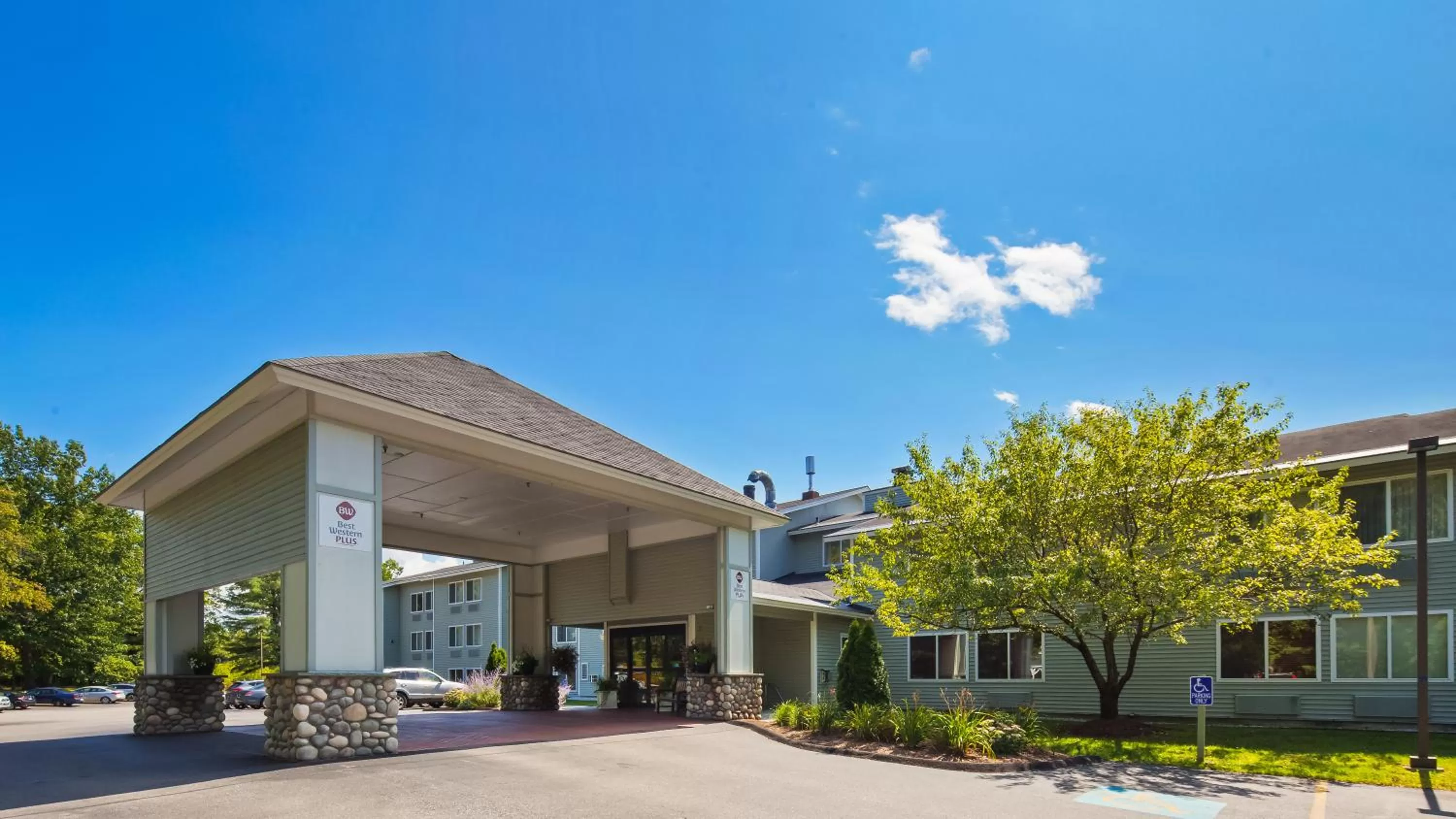 Property building in Best Western Plus Windjammer Inn & Conference Center