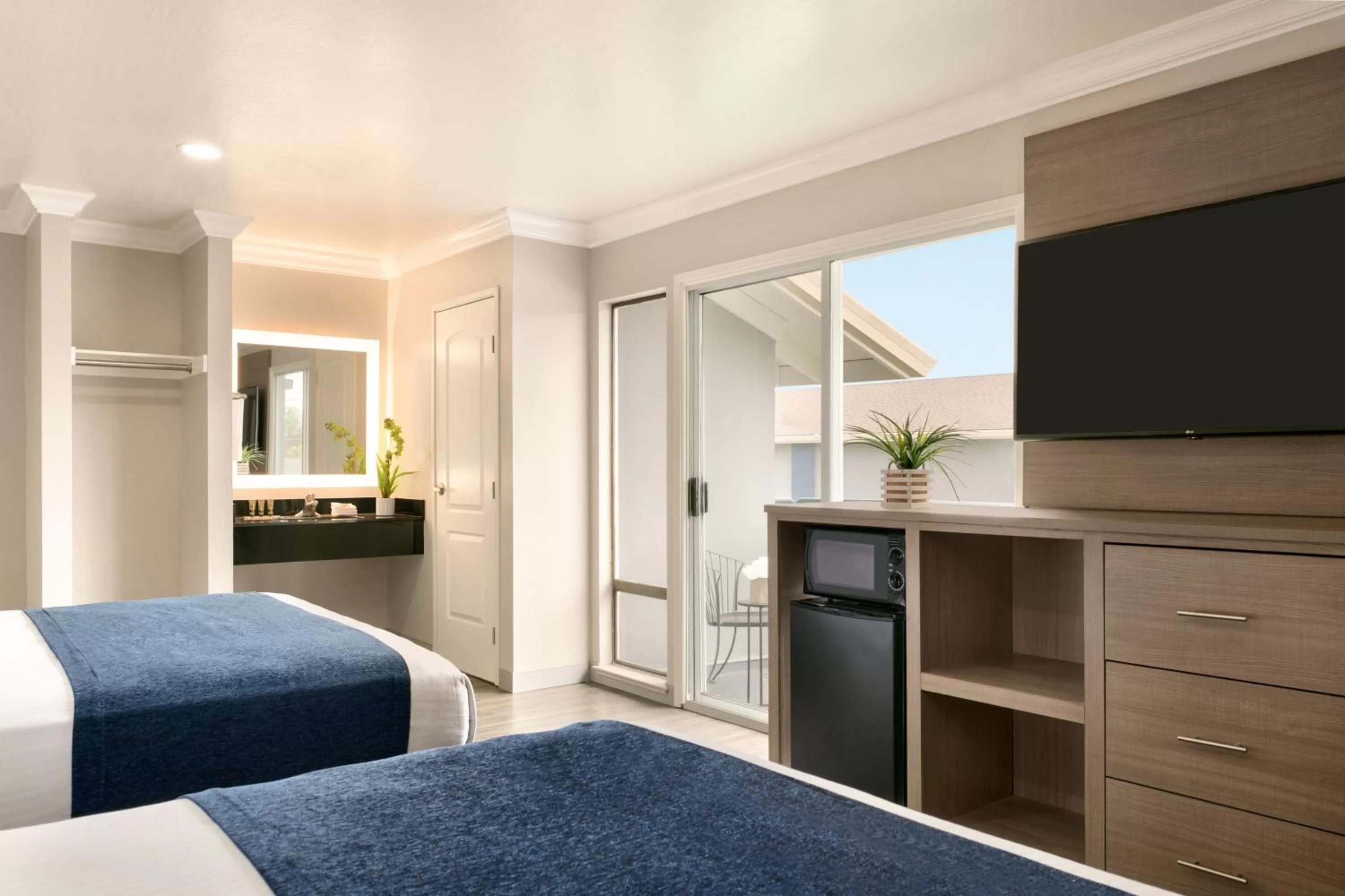 Bed in Torch Lite Inn at the Beach Boardwalk