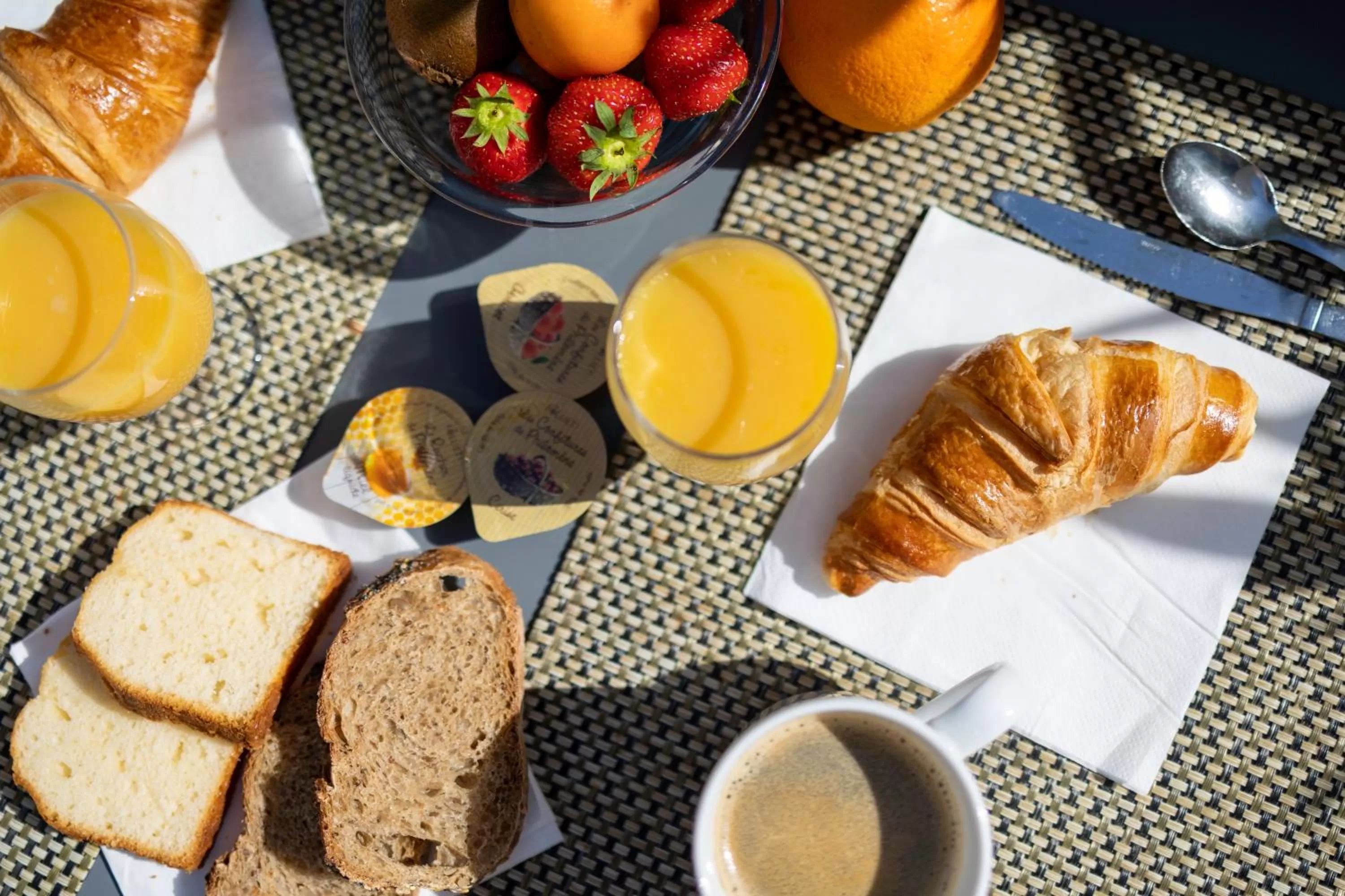 Breakfast in Hôtel restaurant Kyriad Fréjus