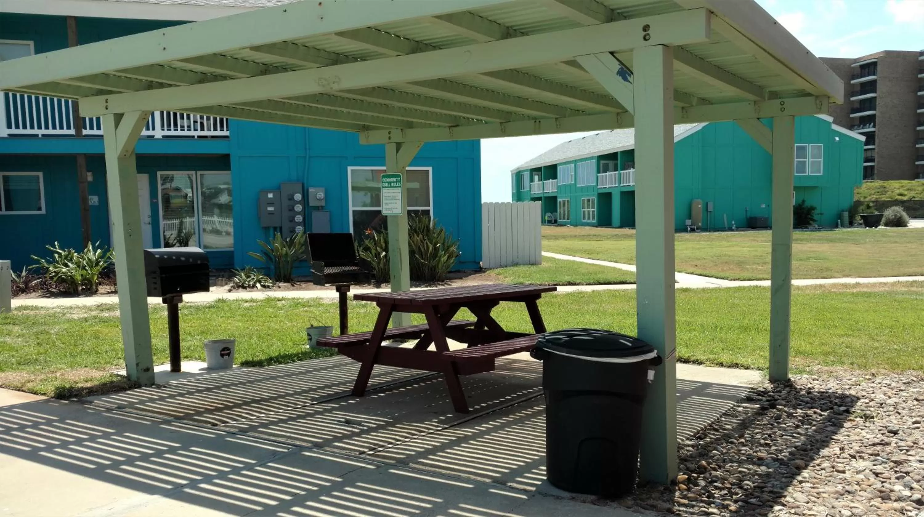 BBQ facilities in Executive Keys Condominiums on the Beach