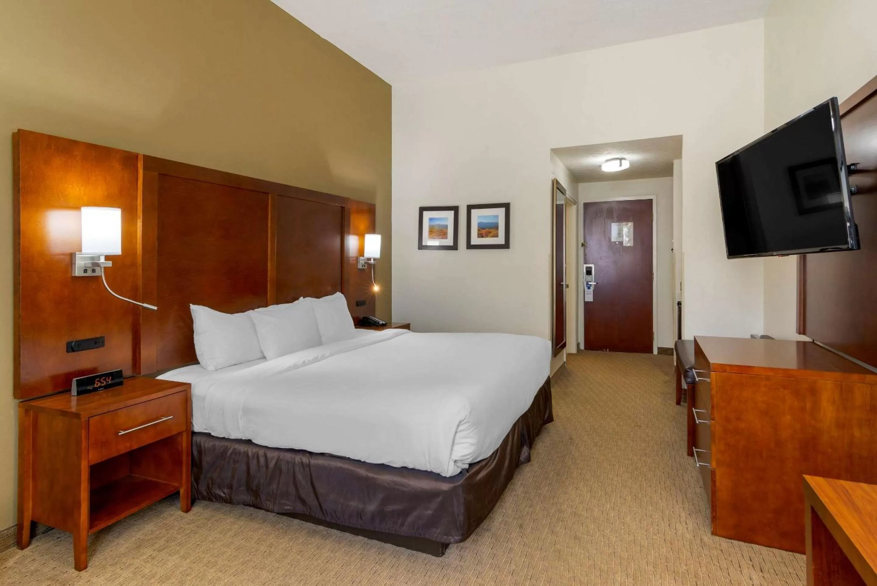 Photo of the whole room, Bed in Comfort Inn Columbus near Fort Benning