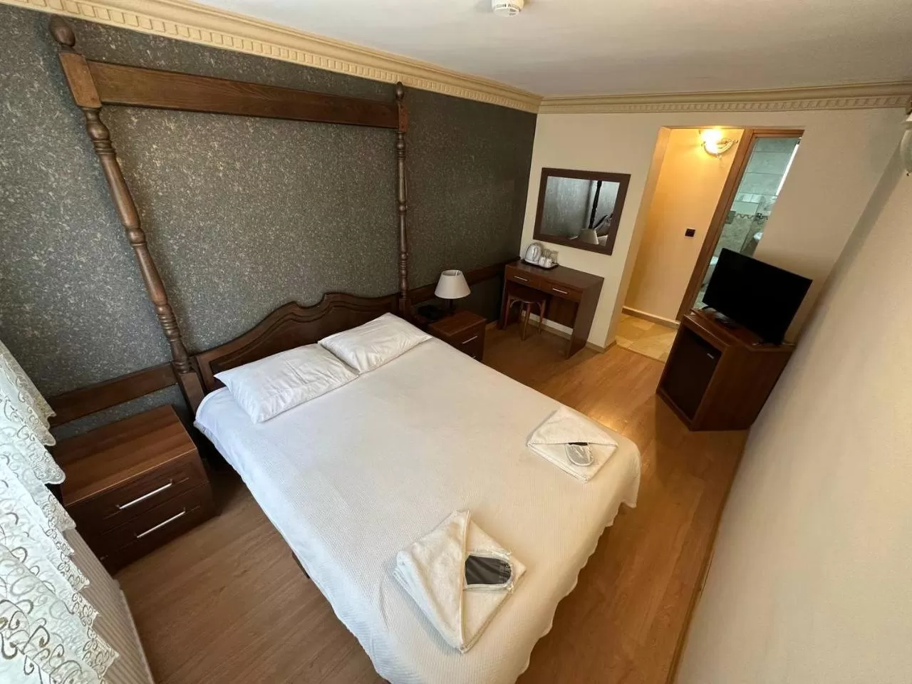 Double Room in Hanedan Hotel