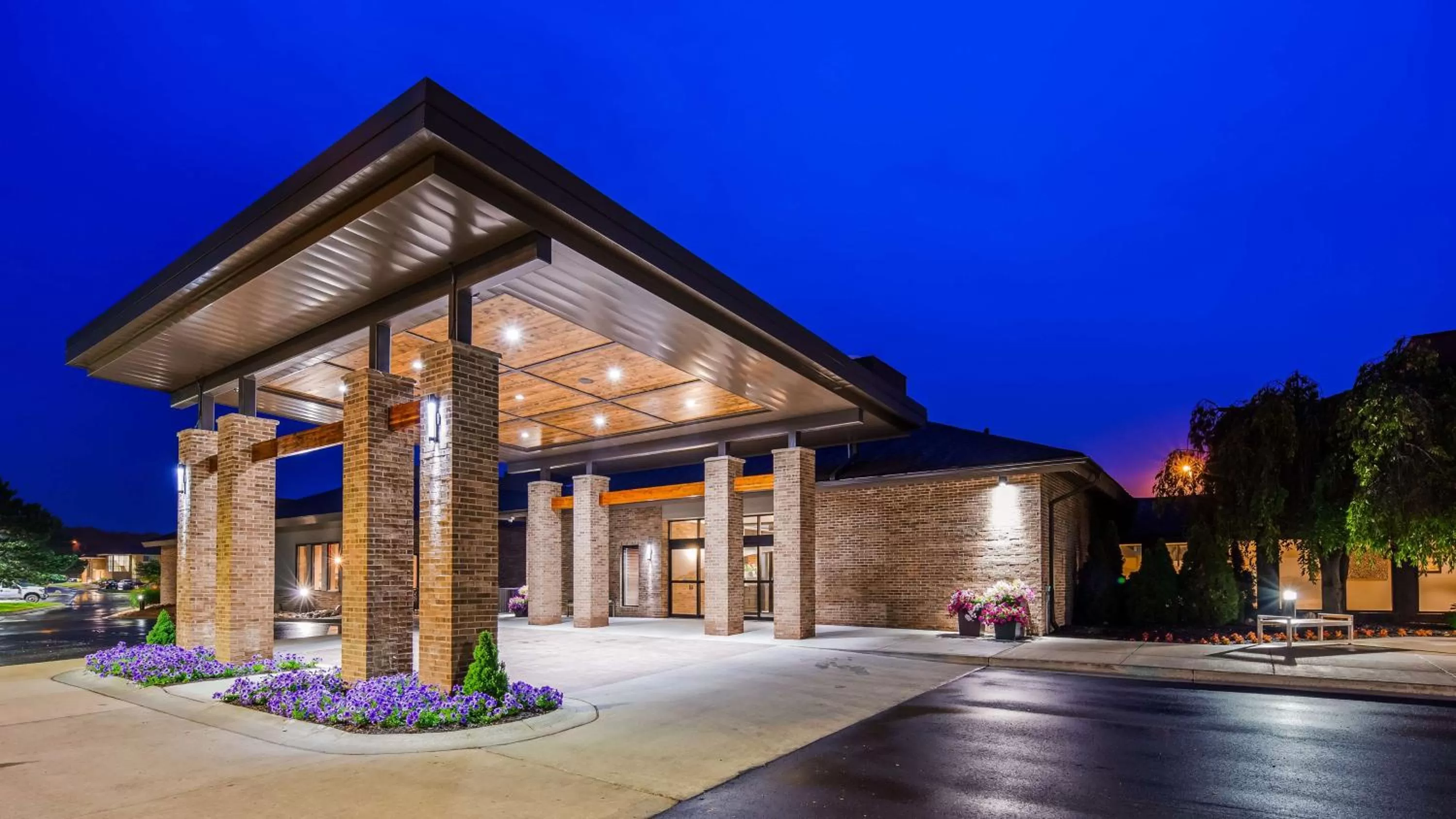 Property building in Best Western Okemos/East Lansing Hotel & Suites