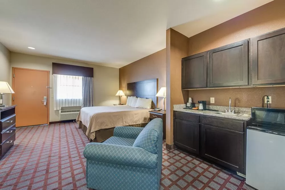 Bed in Executive Inn & Suites Cushing