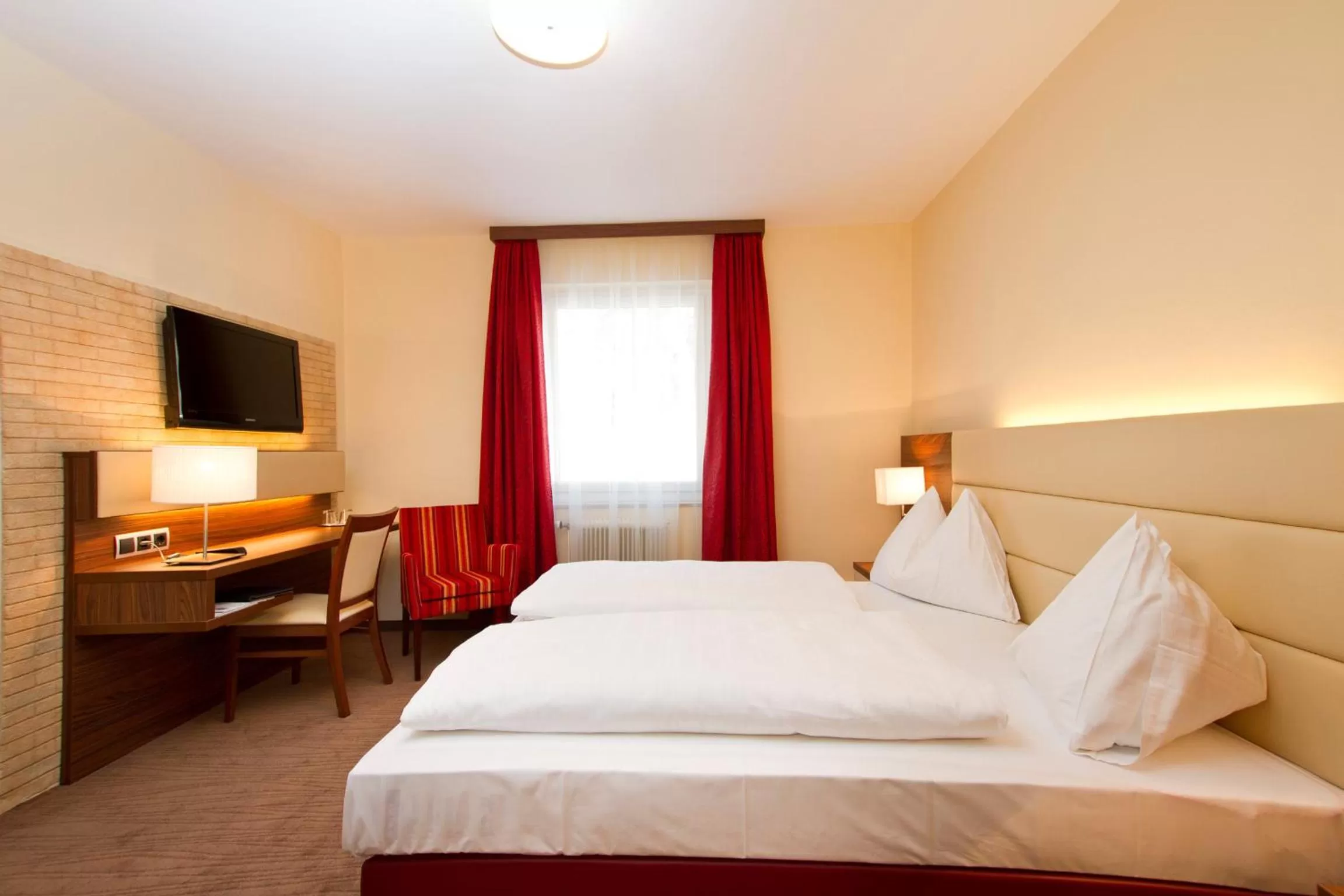 Bedroom, Bed in SCHÖNIS-Landhotel