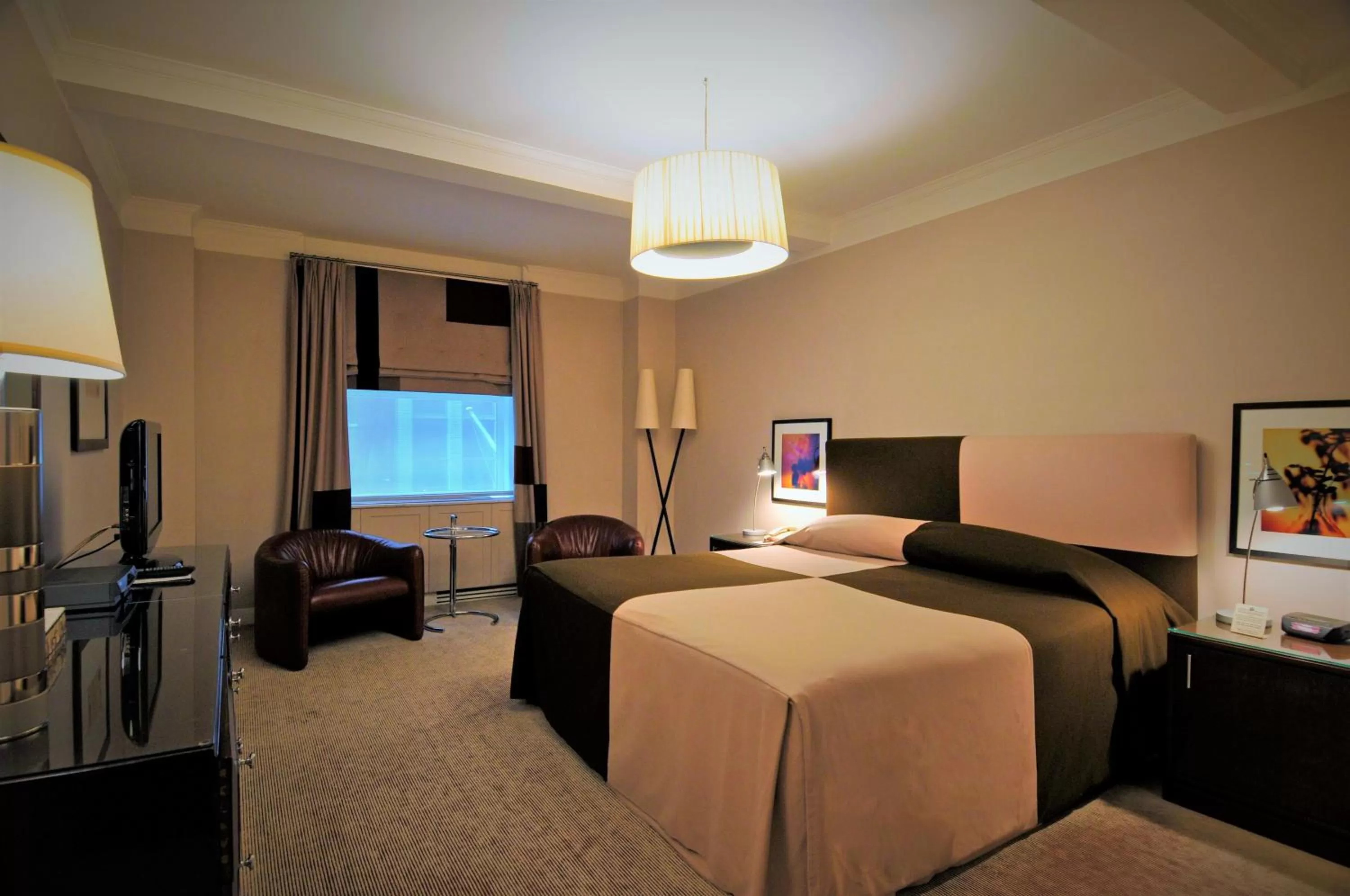 Bedroom, Bed in Lombardy Hotel