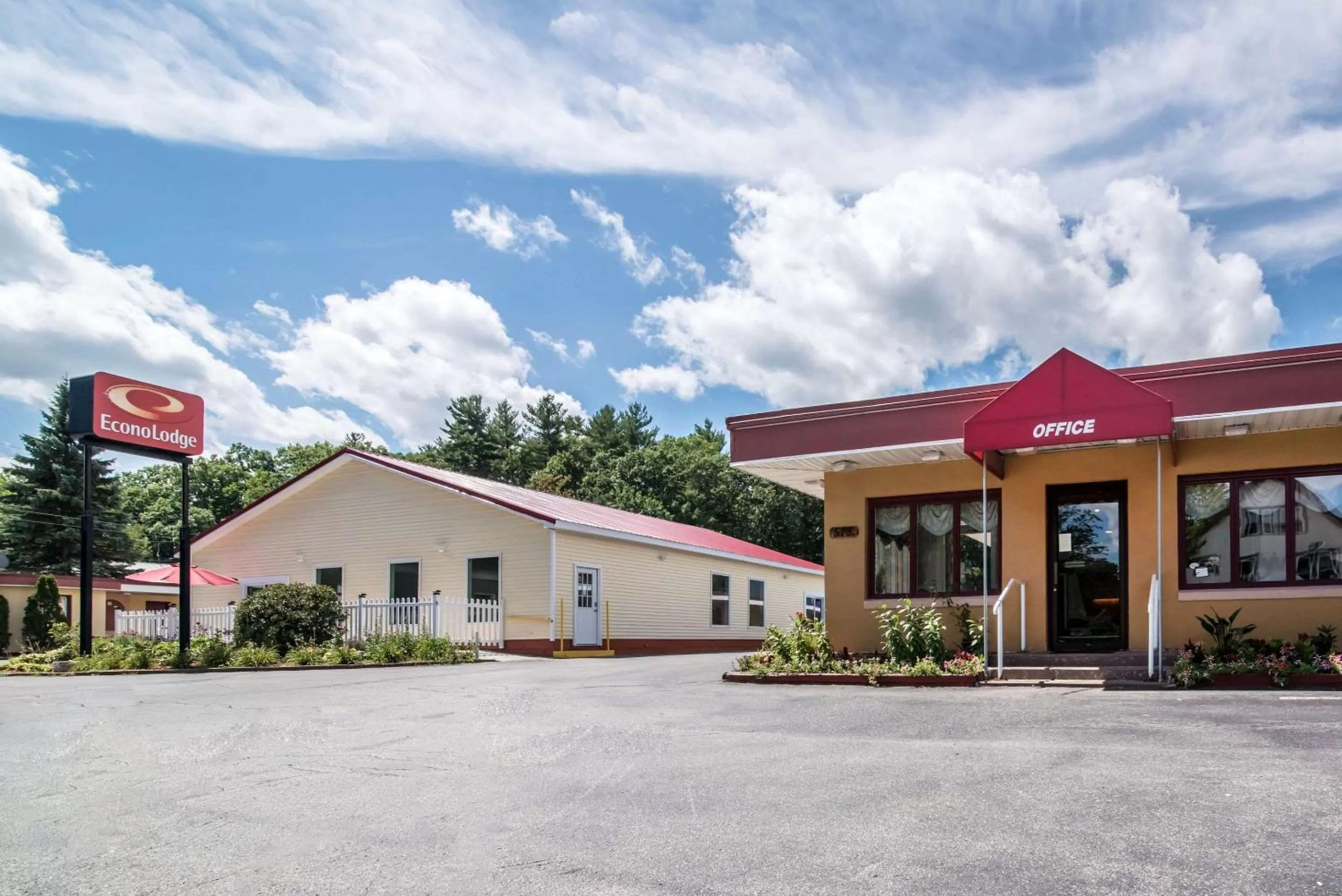 Property building in Econo Lodge