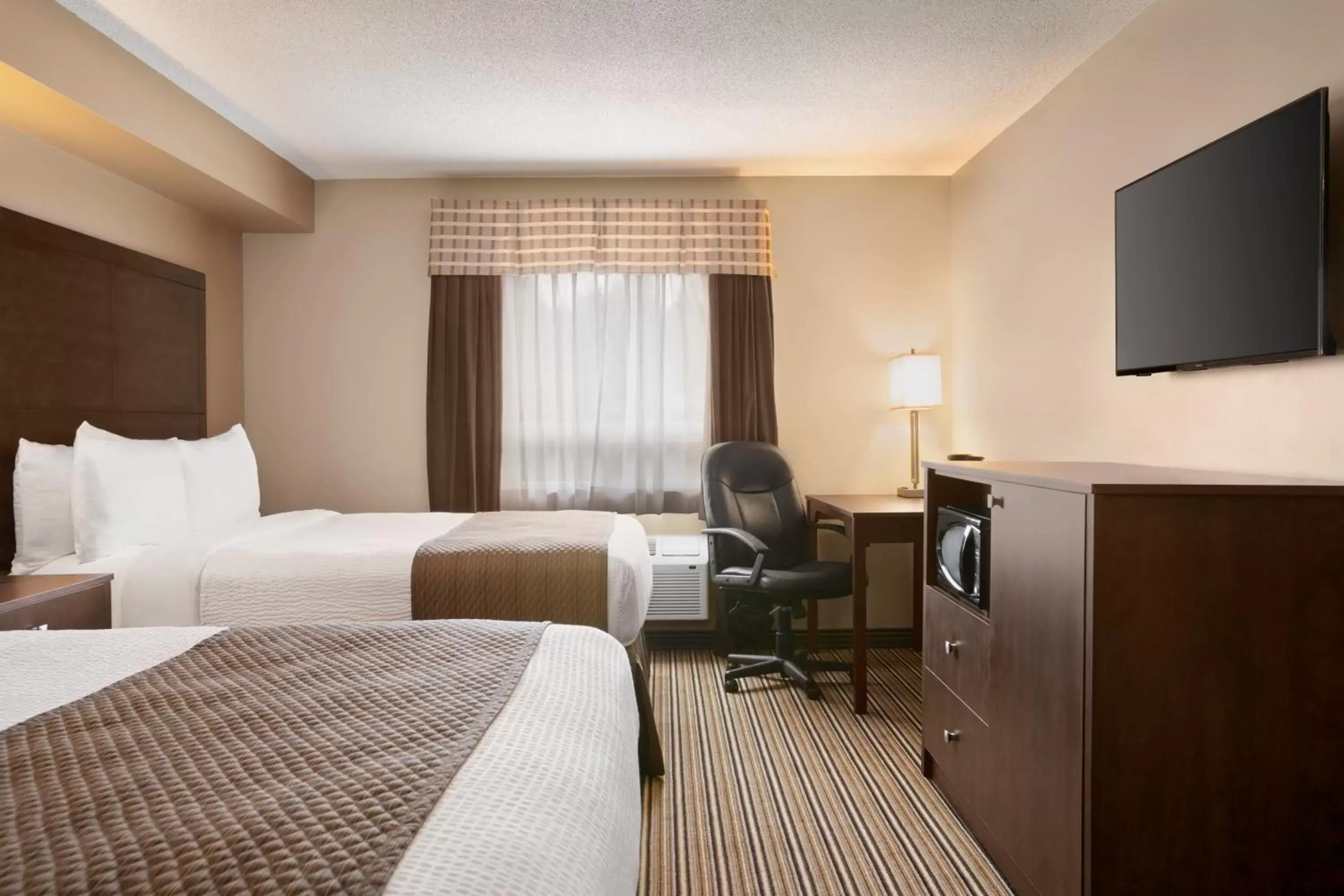 Queen Room with Two Queen Beds - Second Floor/Non-Smoking in Days Inn by Wyndham Leamington Queen Room with Two Queen Beds - Second Floor/Non-Smoking in Days Inn by Wyndham Leamington