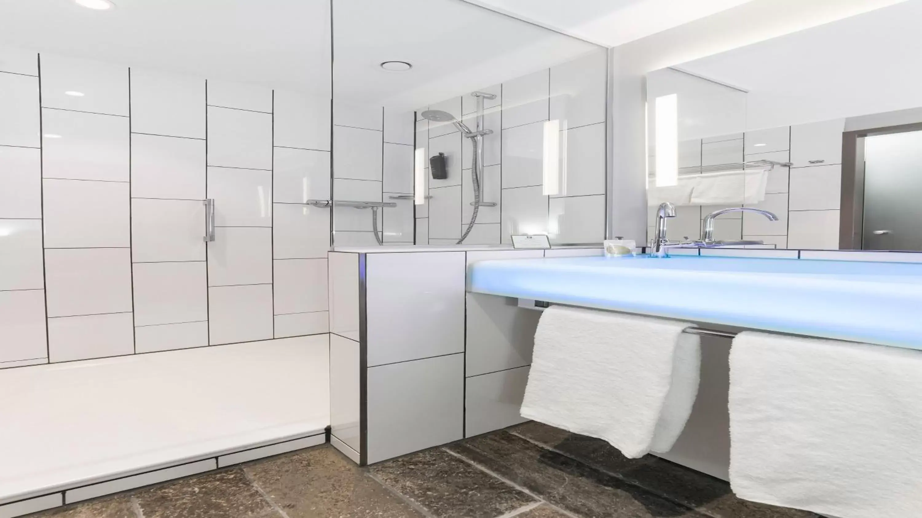 One-Bedroom King Suite with Sofa Bed in Holiday Inn Hamburg - City Nord by IHG One-Bedroom King Suite with Sofa Bed in Holiday Inn Hamburg - City Nord by IHG