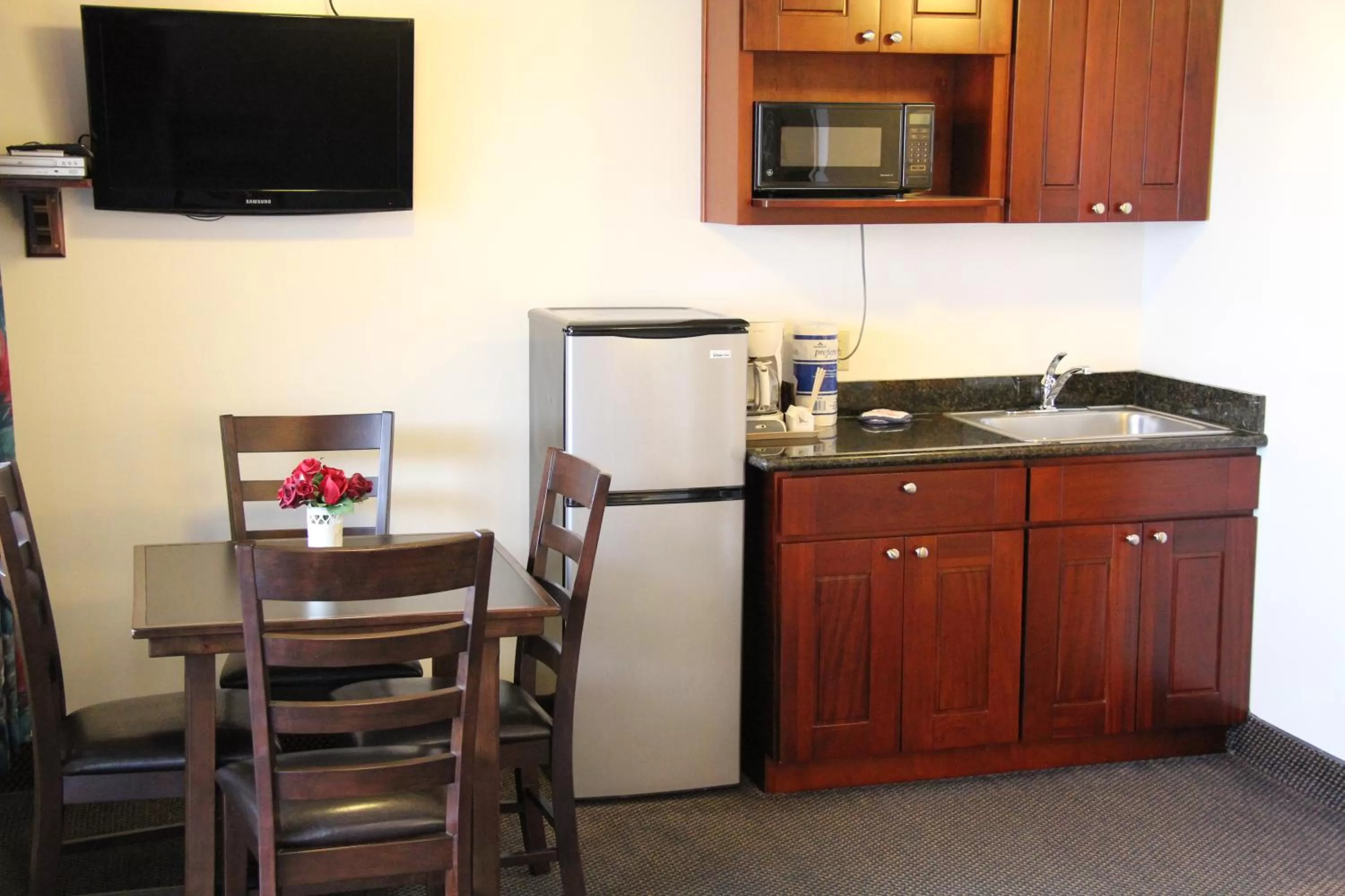 Kitchen or kitchenette in Sunset Surf Motel