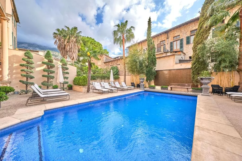 Swimming pool in L'Avenida