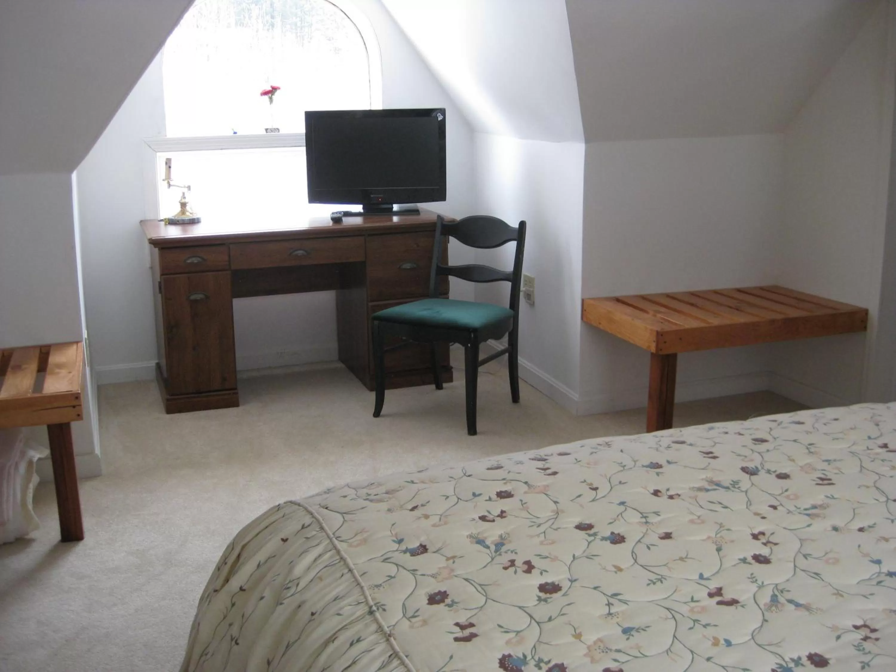 Bedroom, TV/Entertainment Center in Mountain Valley Retreat