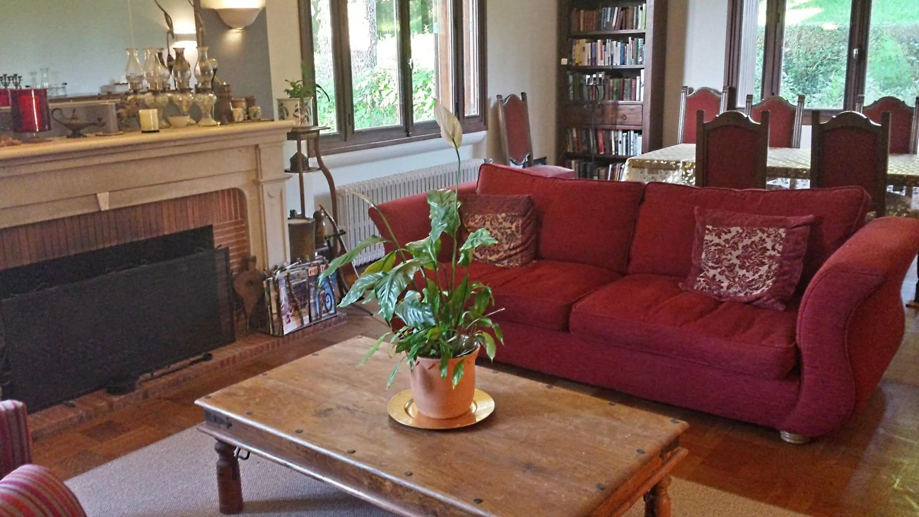 Communal lounge/ TV room in 13 Bees