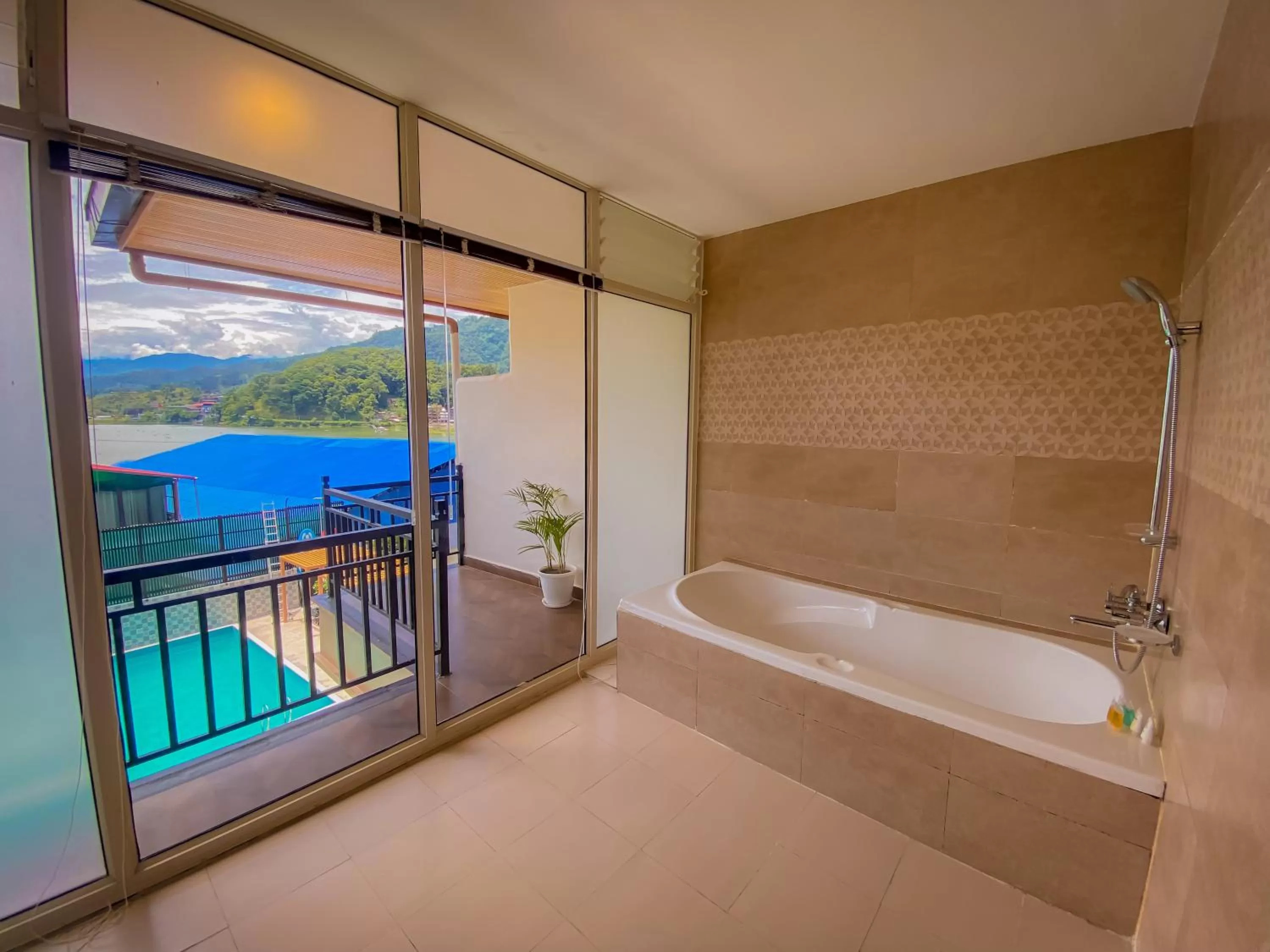 Hot Tub in Majestic Lake Front Hotel & Suites