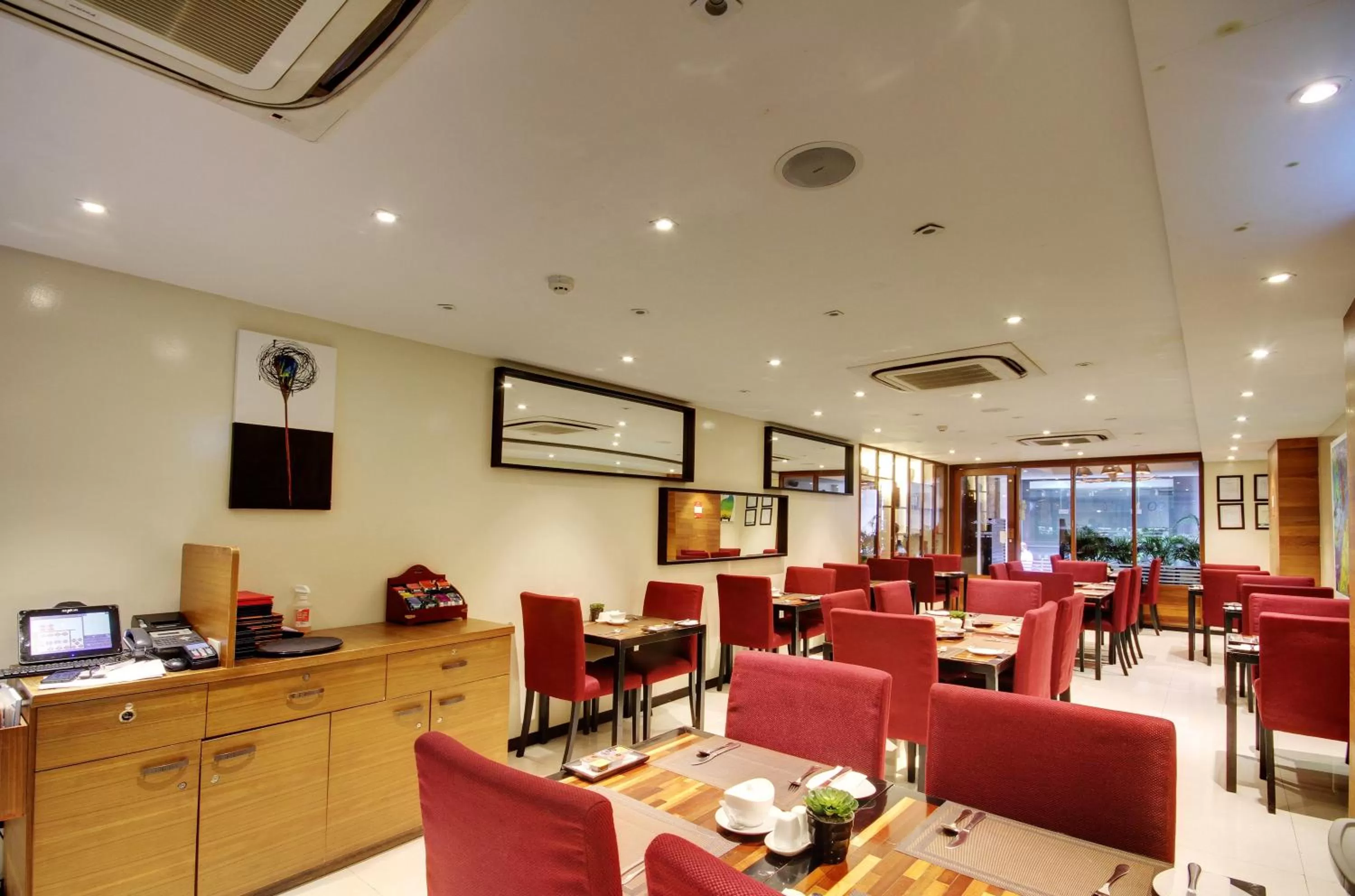 Restaurant/places to eat in The Somerset Hotel