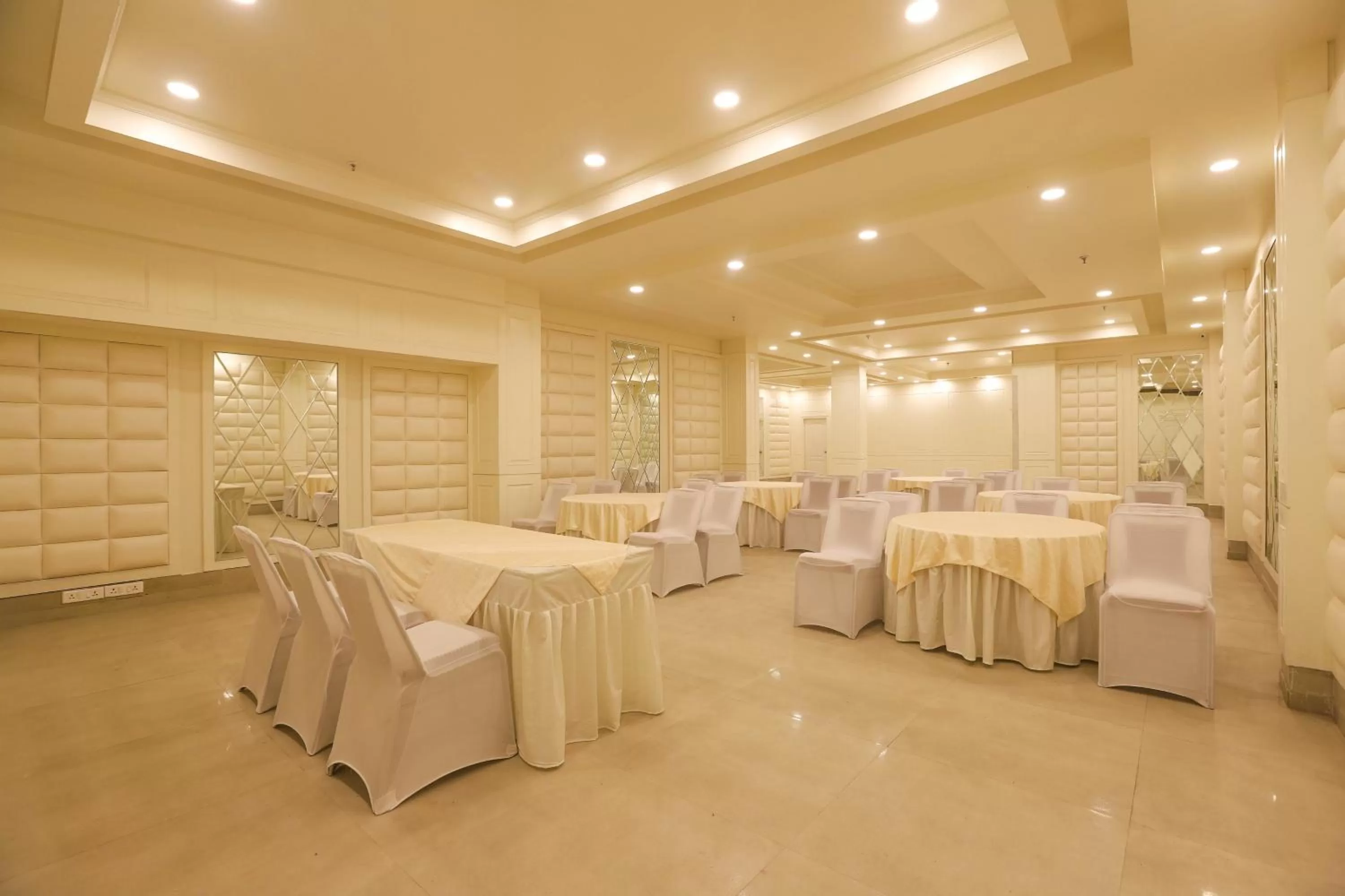 Restaurant/places to eat in Hotel Magenta Jaipur