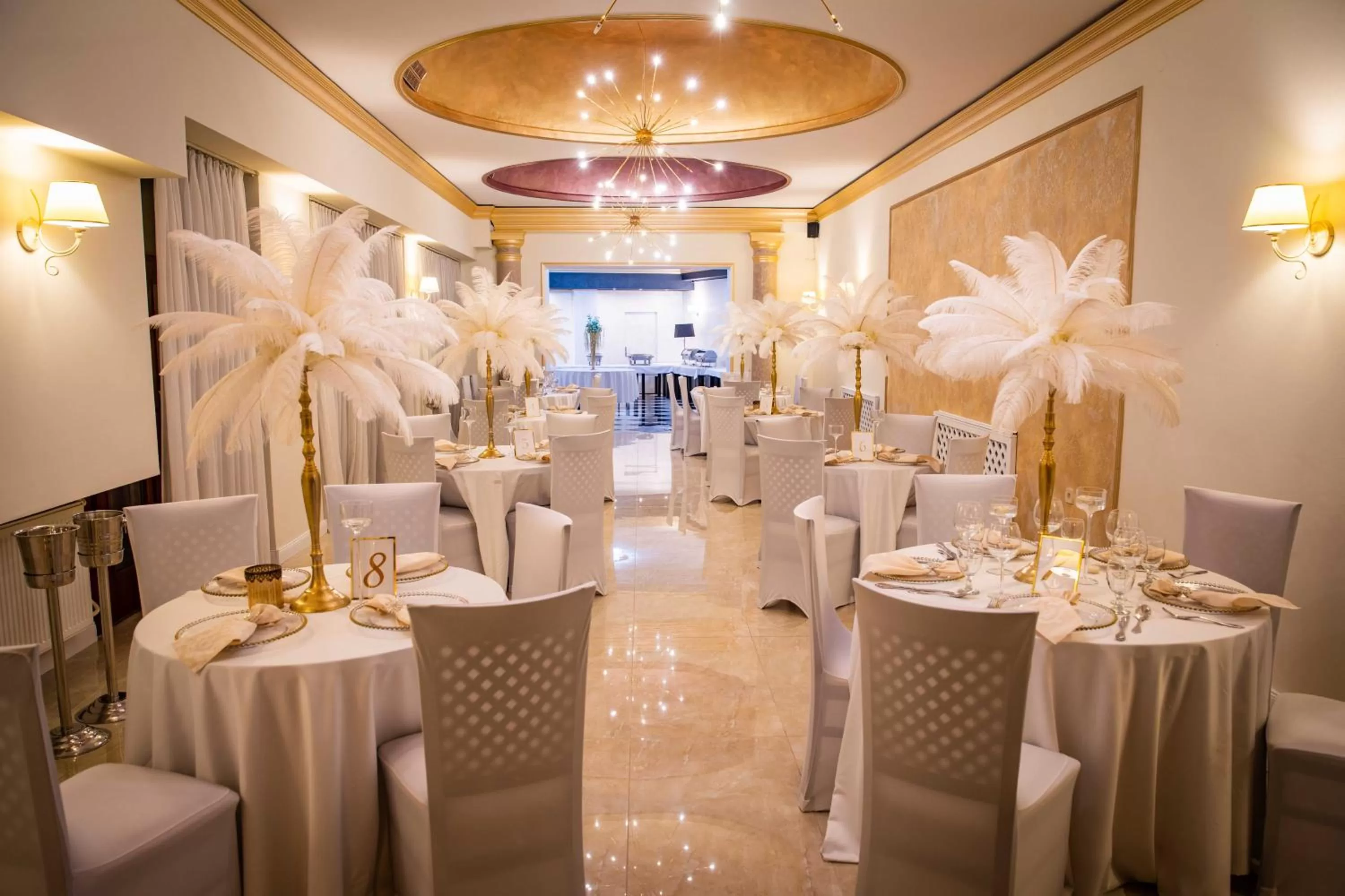 Restaurant/places to eat in Hotel Capital with private wellness