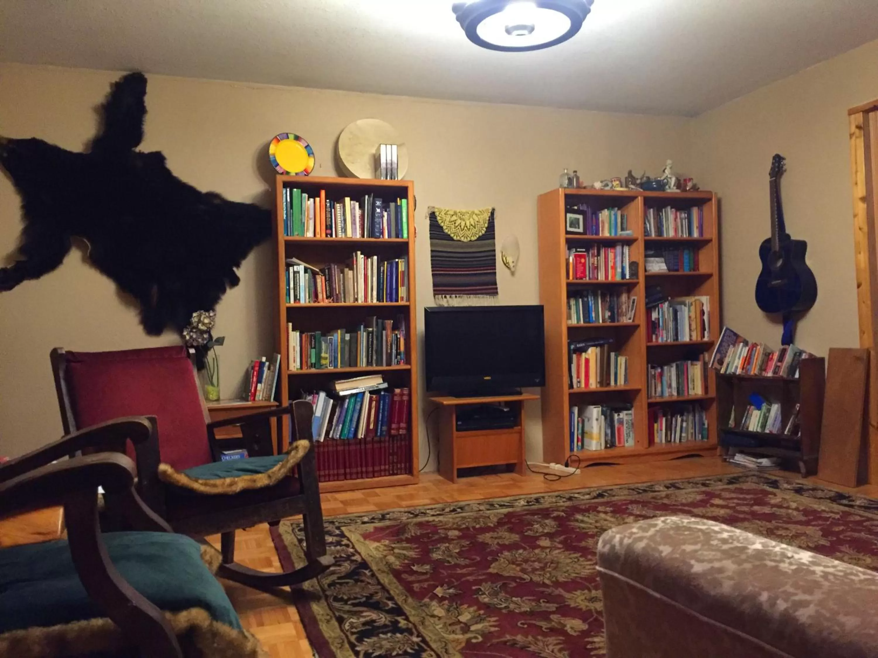 Communal lounge/ TV room, Library in Alaska Grizzly Lodge