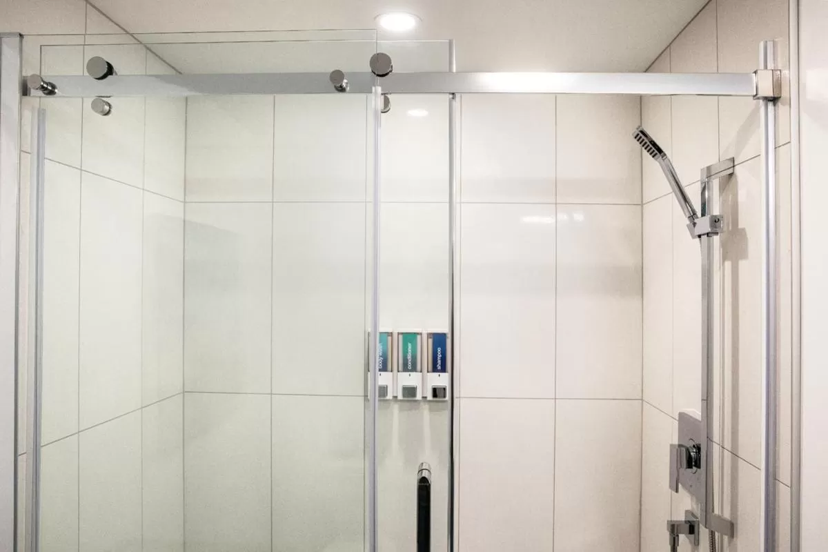 Shower in Hotel Plante