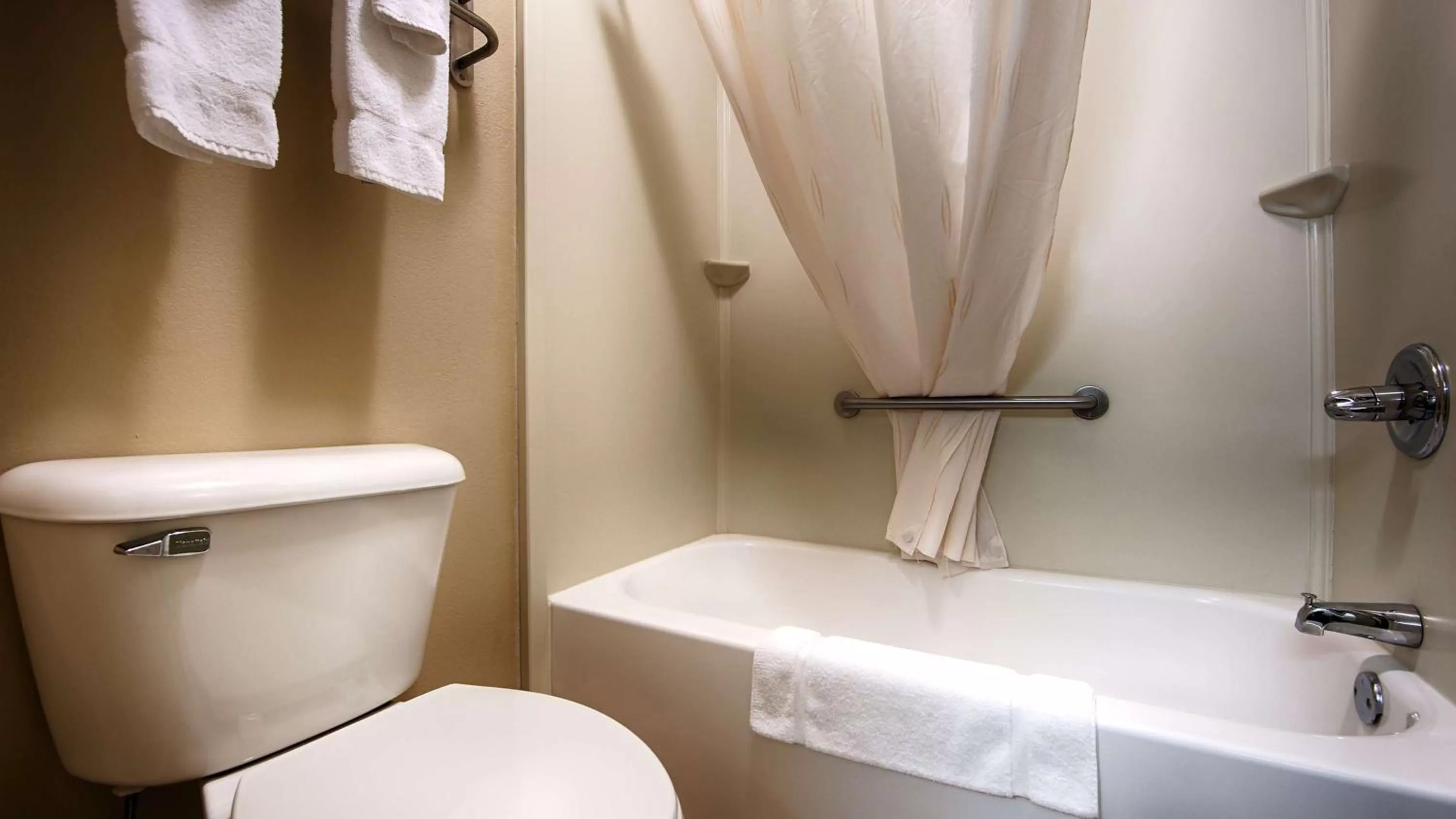 King Suite in Baymont by Wyndham Marion, OH