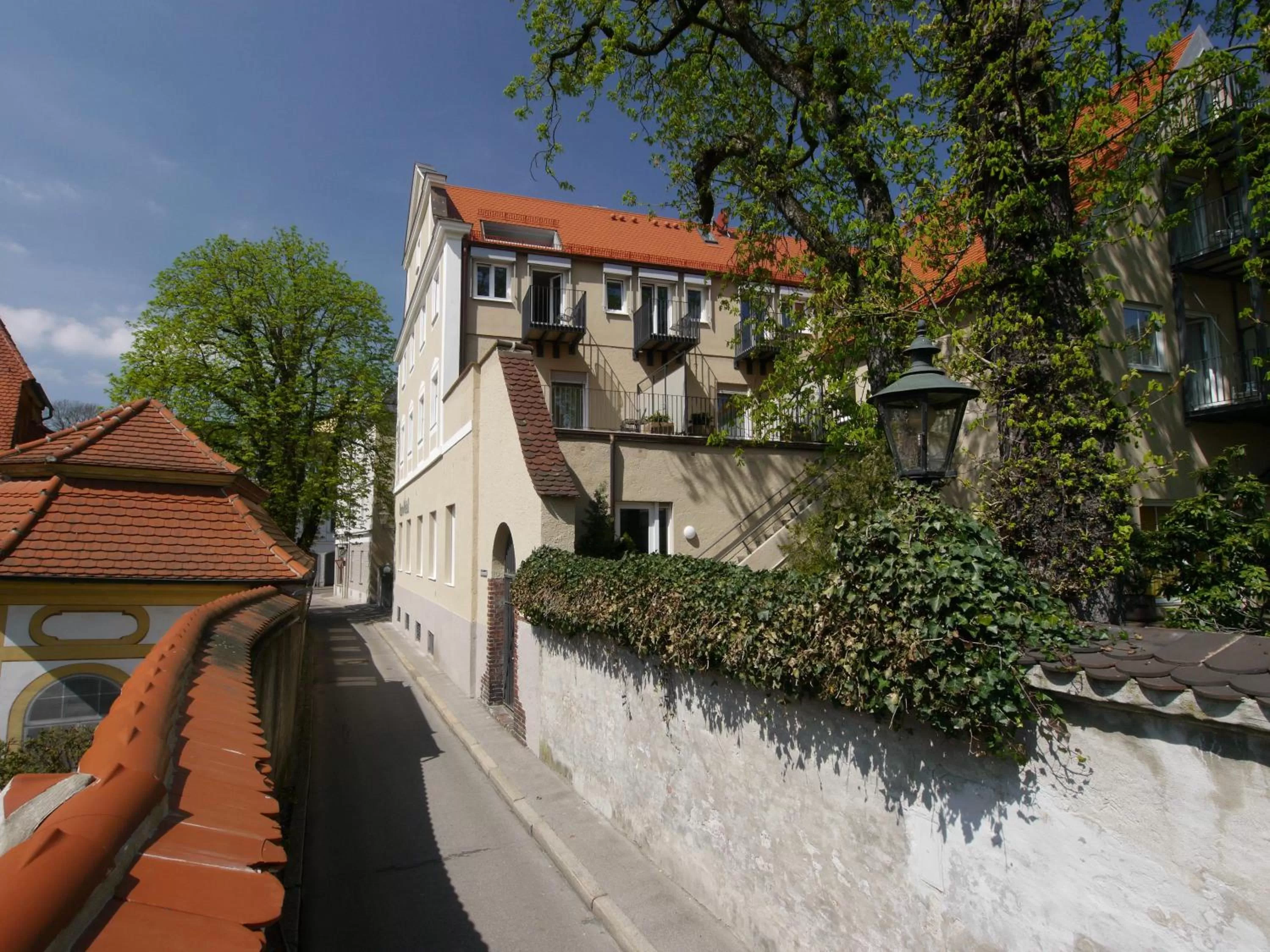 Facade/entrance in Dom Hotel