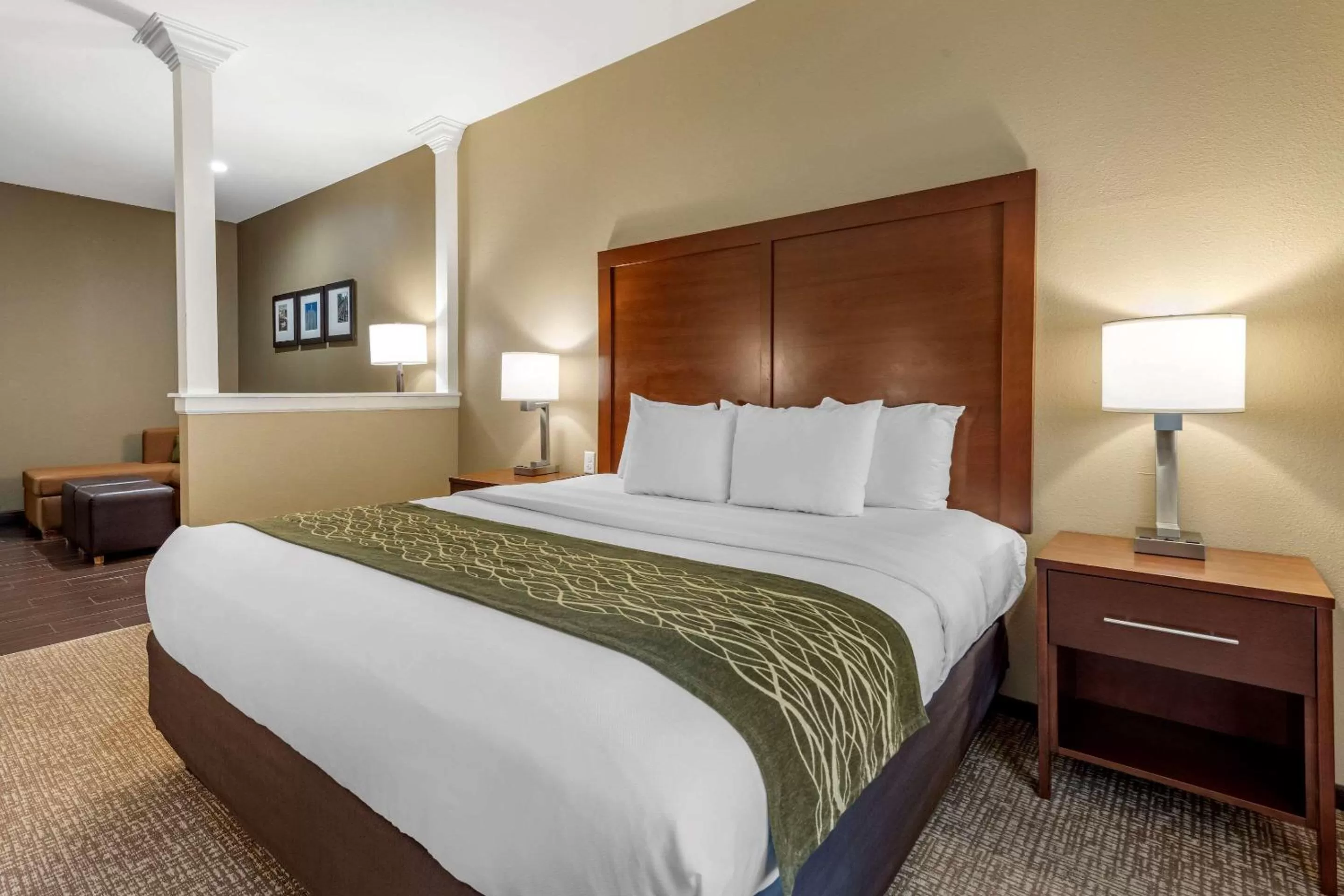 Photo of the whole room, Bed in Comfort Inn & Suites Pittsburgh South