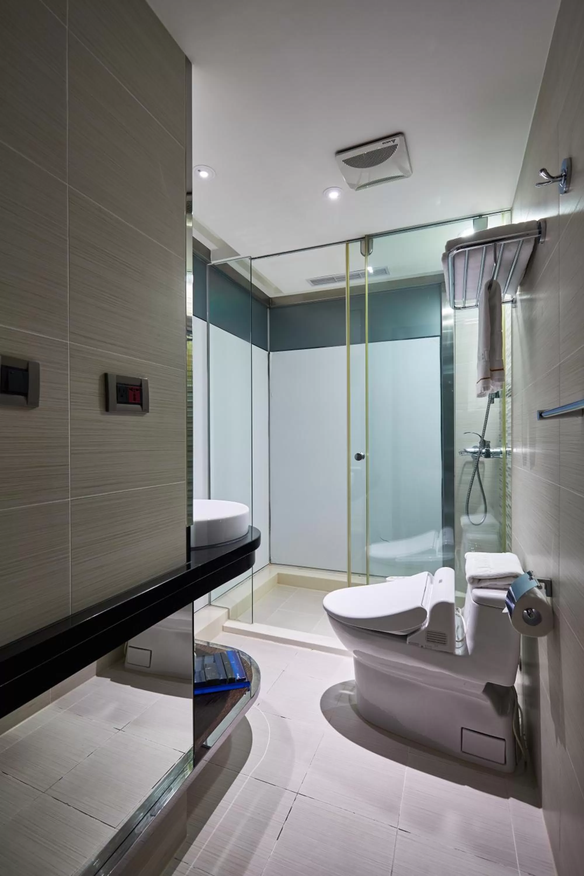 Shower in K Hotel Taipei Dunnan