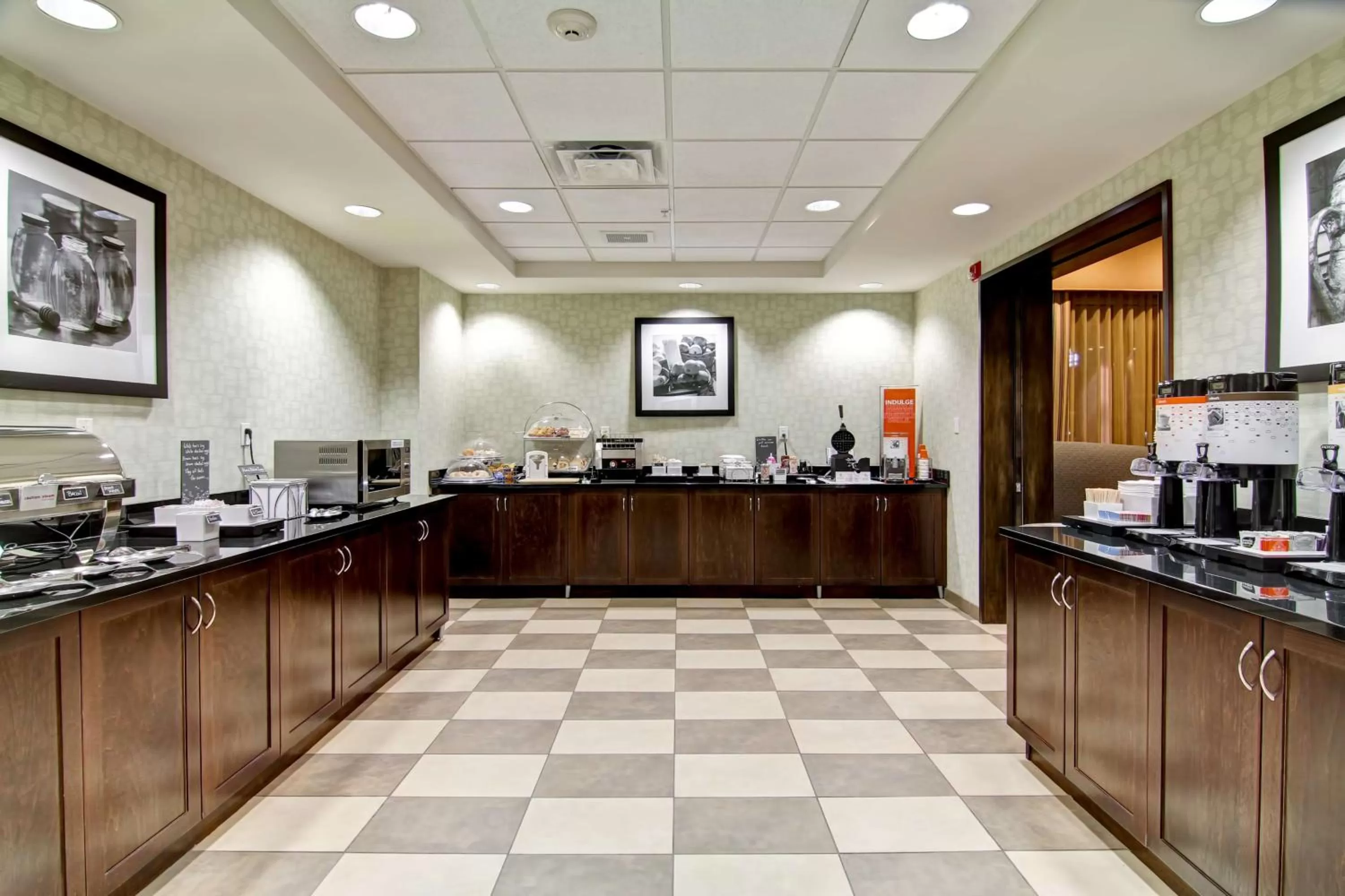 Dining area in Hampton Inn & Suites Red Deer
