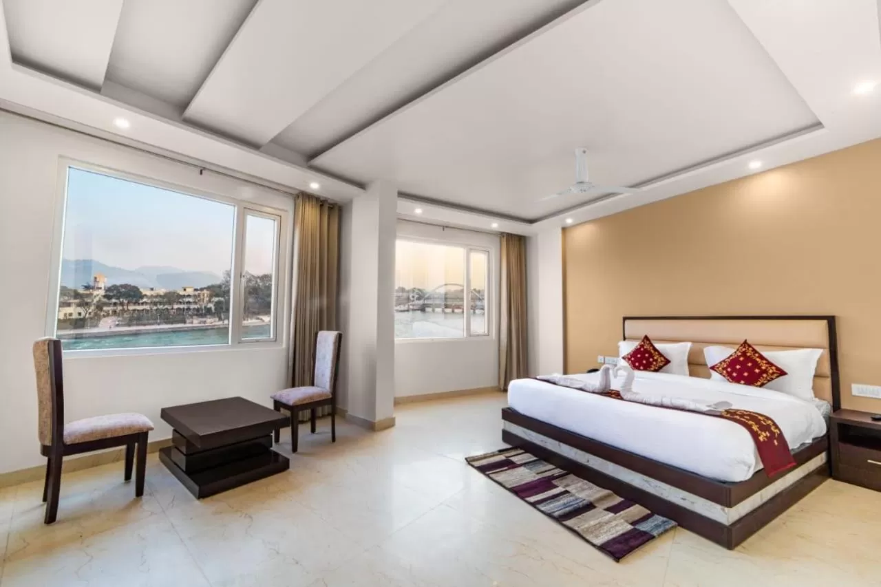 Property building, Bed in Hotel Trimurti