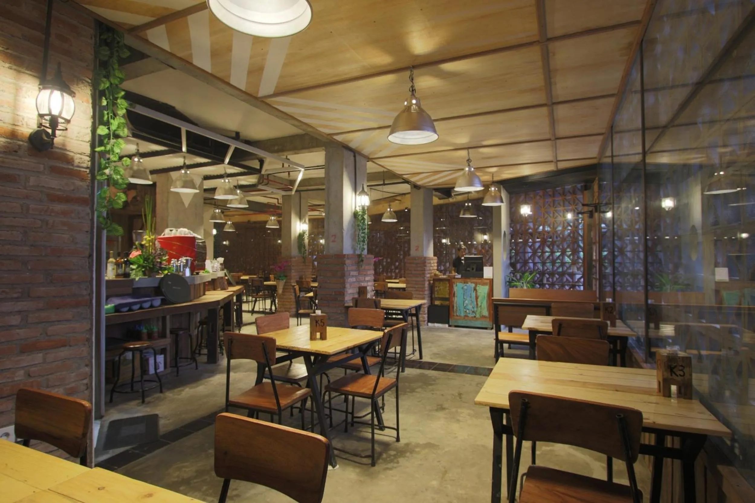 Restaurant/places to eat in J Hotel Kuta