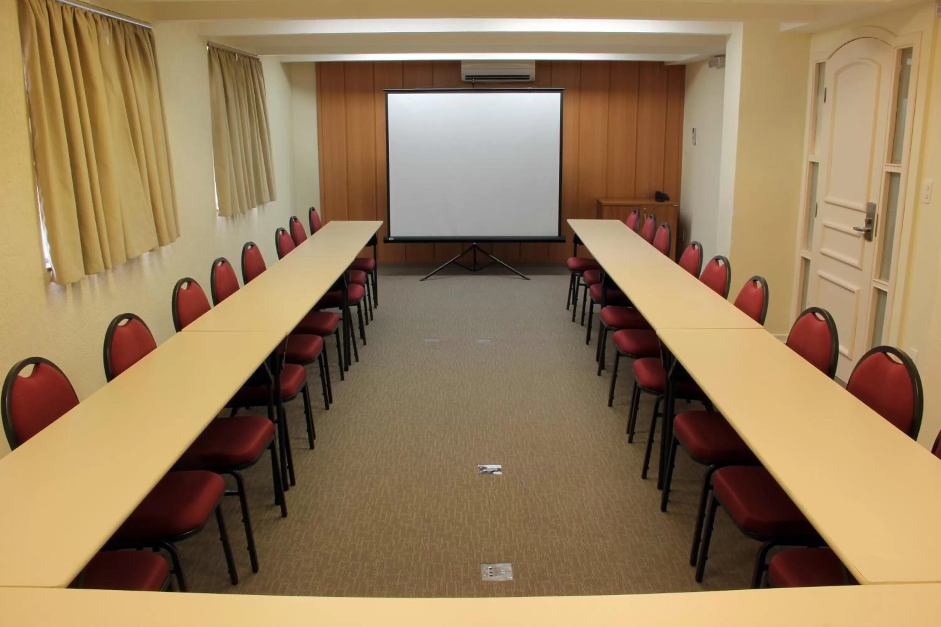 Business facilities in Hotel Ema Palace