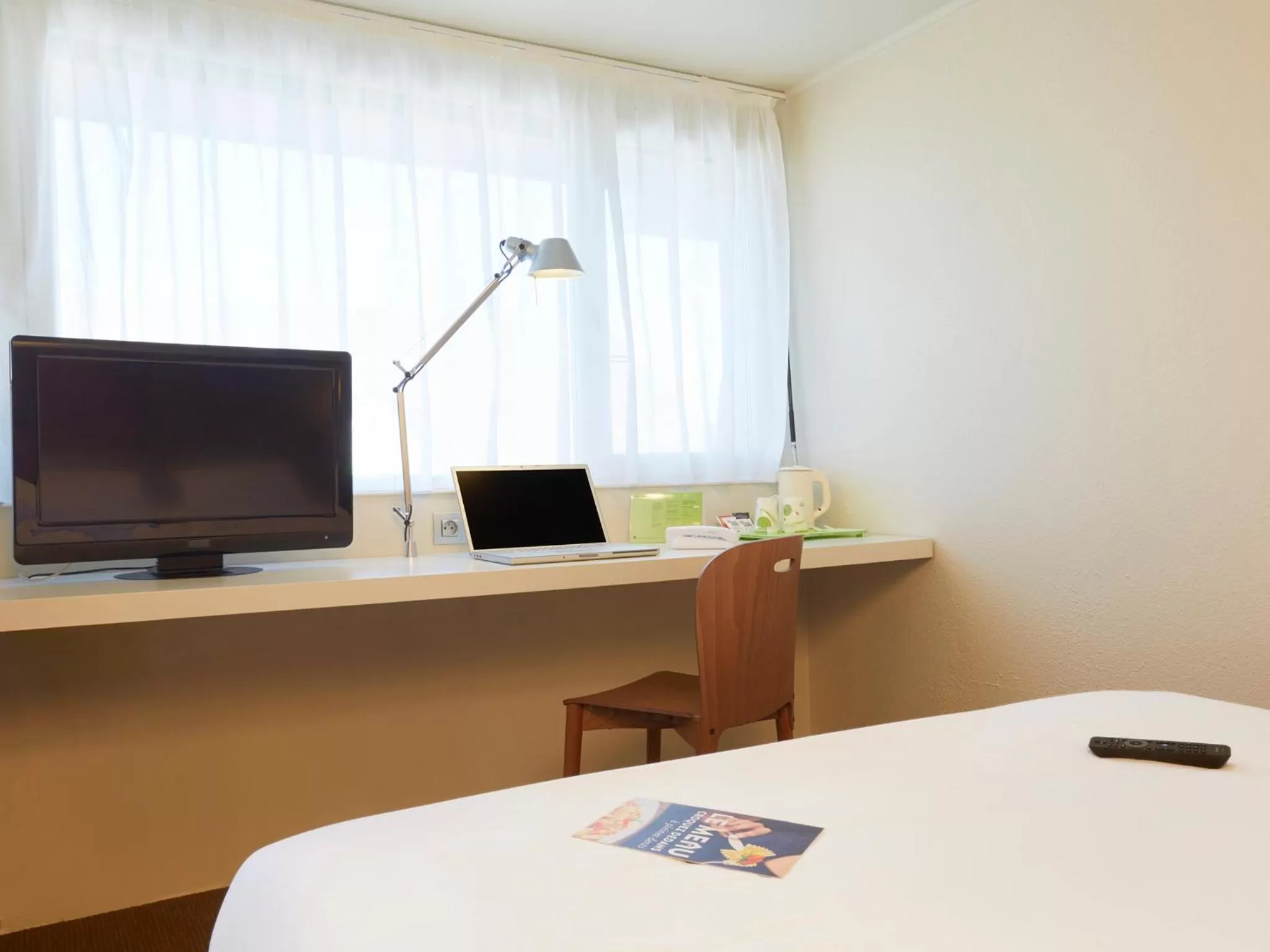 Bedroom in Campanile Dijon Sud - Marsannay