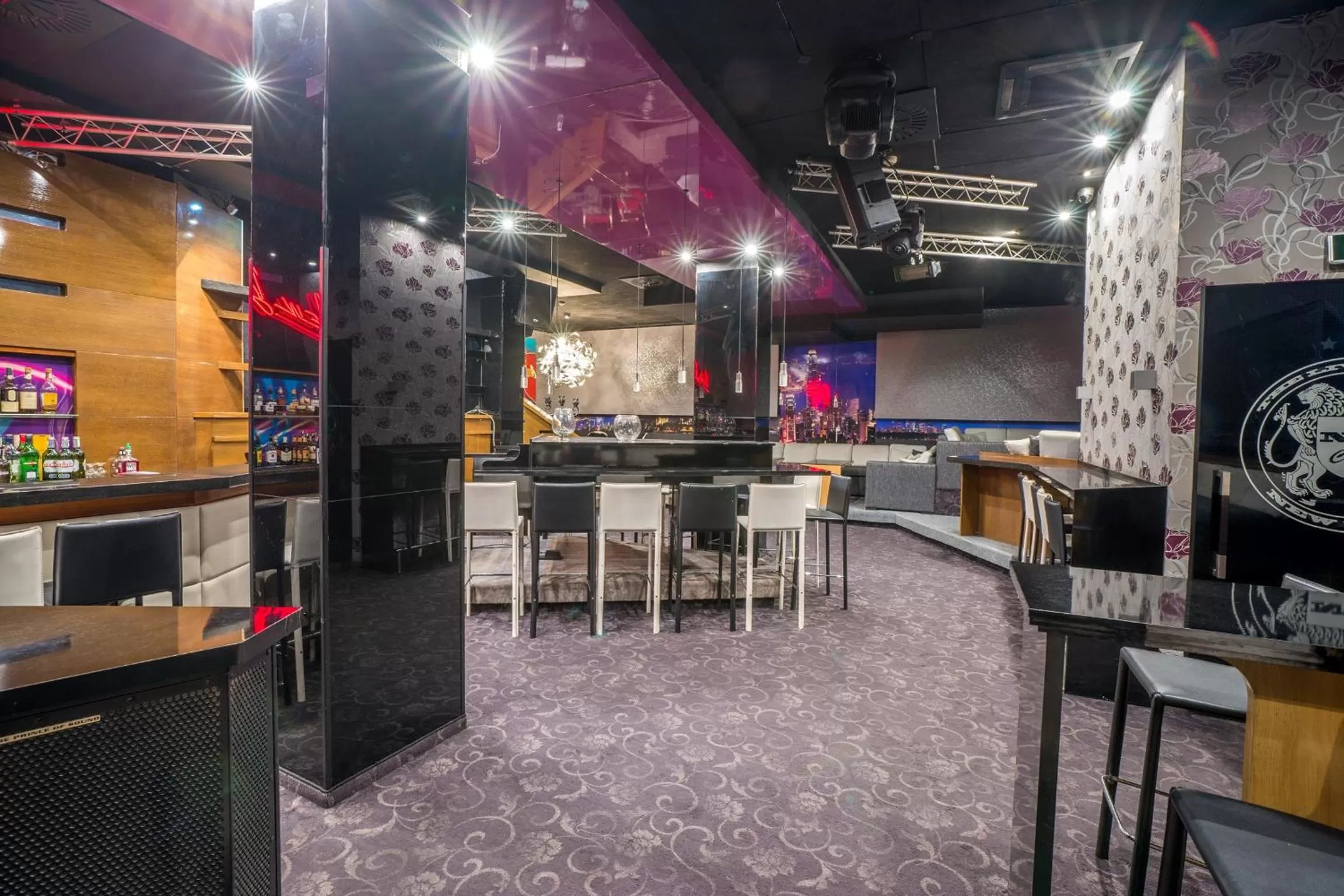 Lounge or bar in City Avenue Hotel by HMG-Free Parking-Free Wi-Fi