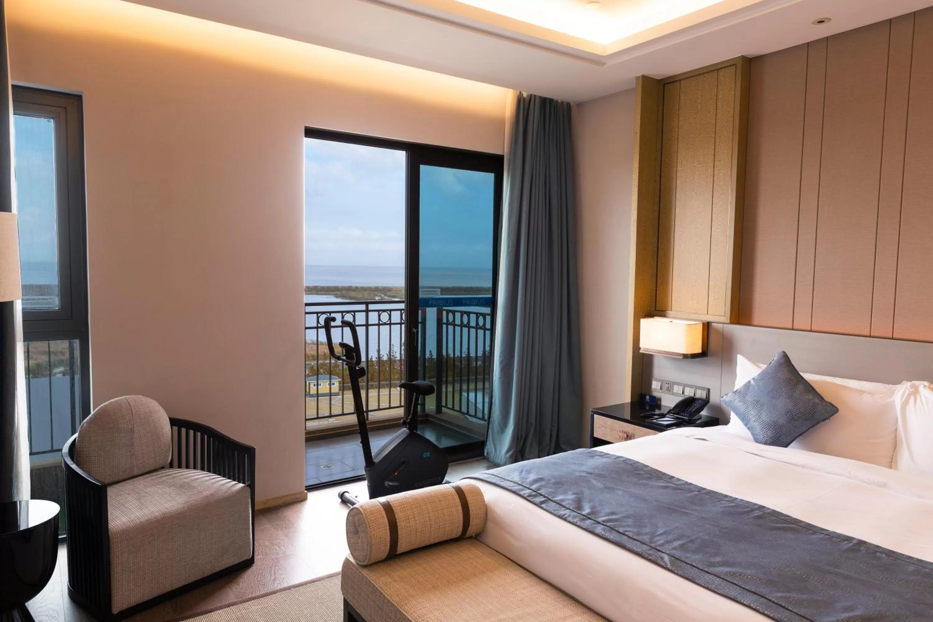 Bed in Primus Hotel Shanghai Sanjiagang - Offer Pudong International Airport and Disney shuttle