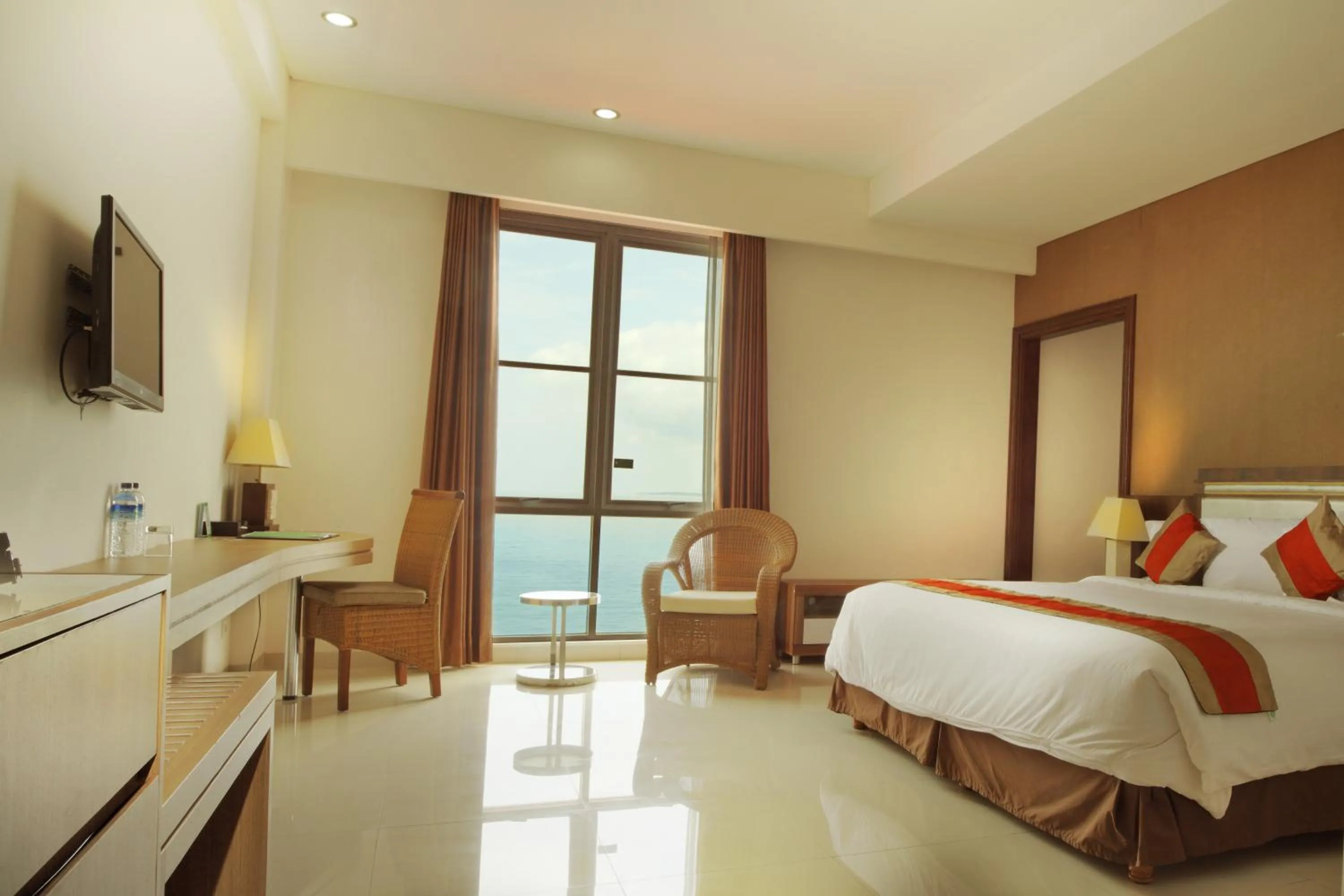 Photo of the whole room, Bed in Hotel on The Rock