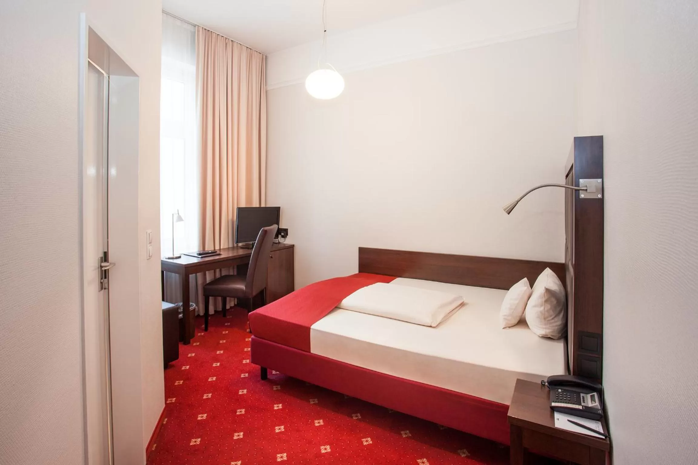 Day, Bed in Centro Hotel National Frankfurt City, Trademark Collection by Wyndham