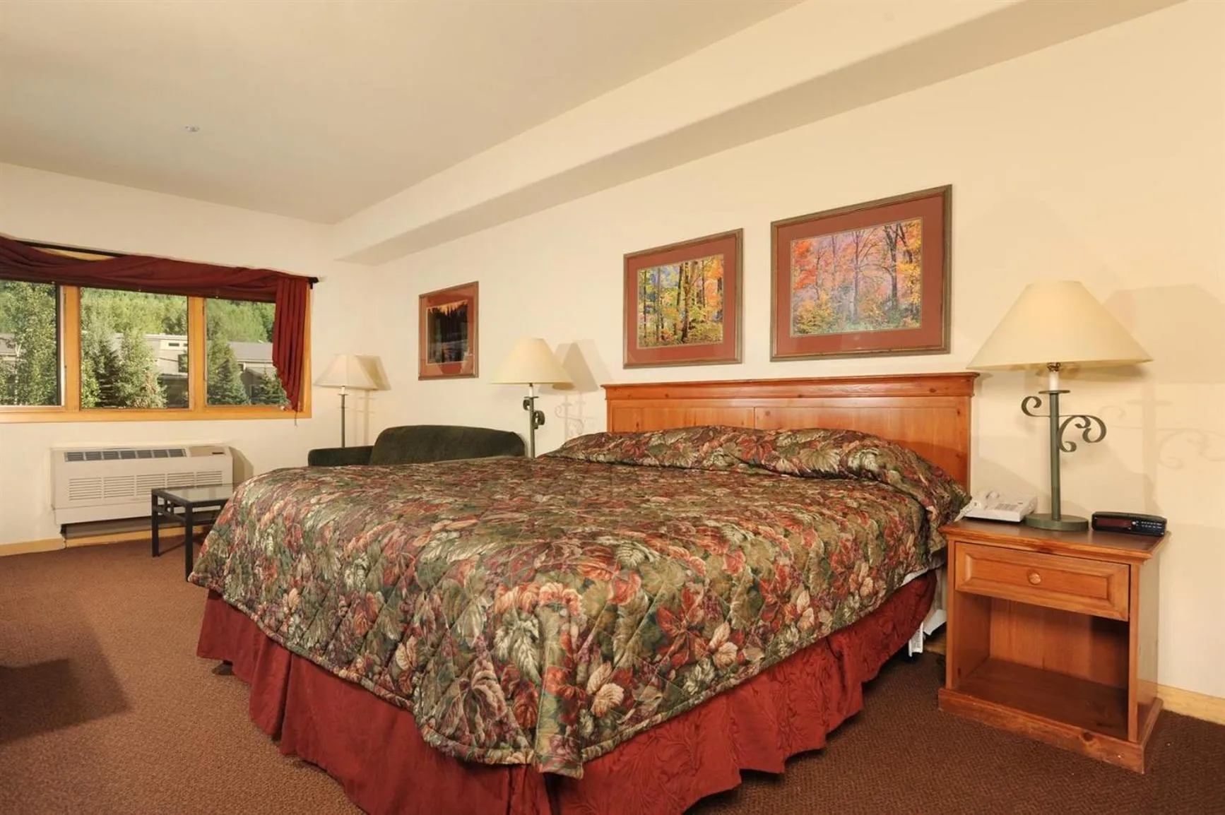 Photo of the whole room, Bed in Gateway Mountain Lodge by Keystone Resort