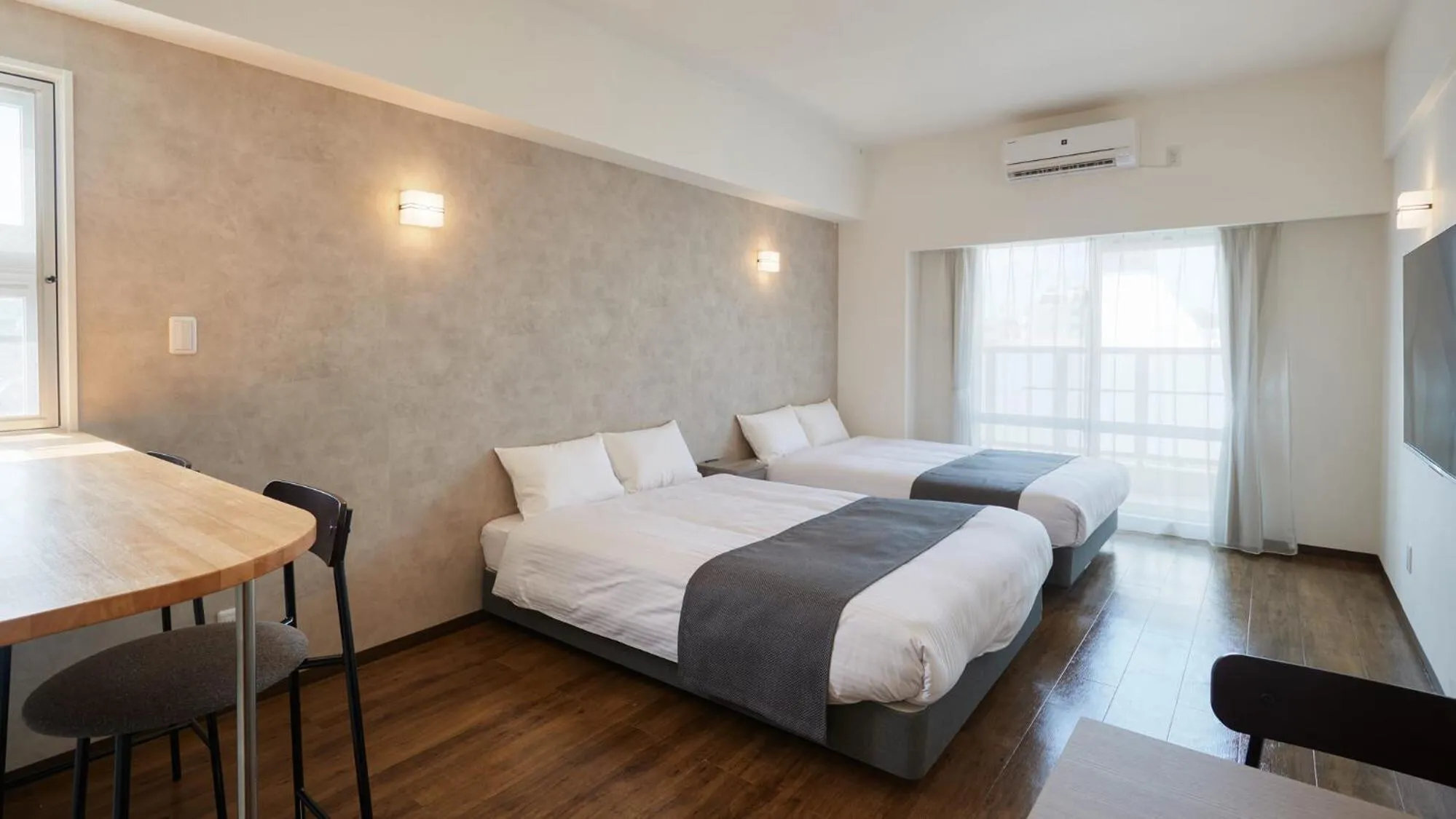 Photo of the whole room, Bed in New Normal Hotel in NAMINOUE ニューノーマルホテルイン波の上