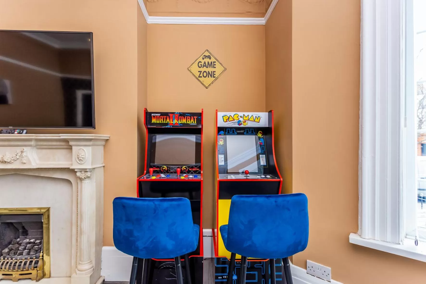 Living room in Comfy-Stays - Lower Ocean Road